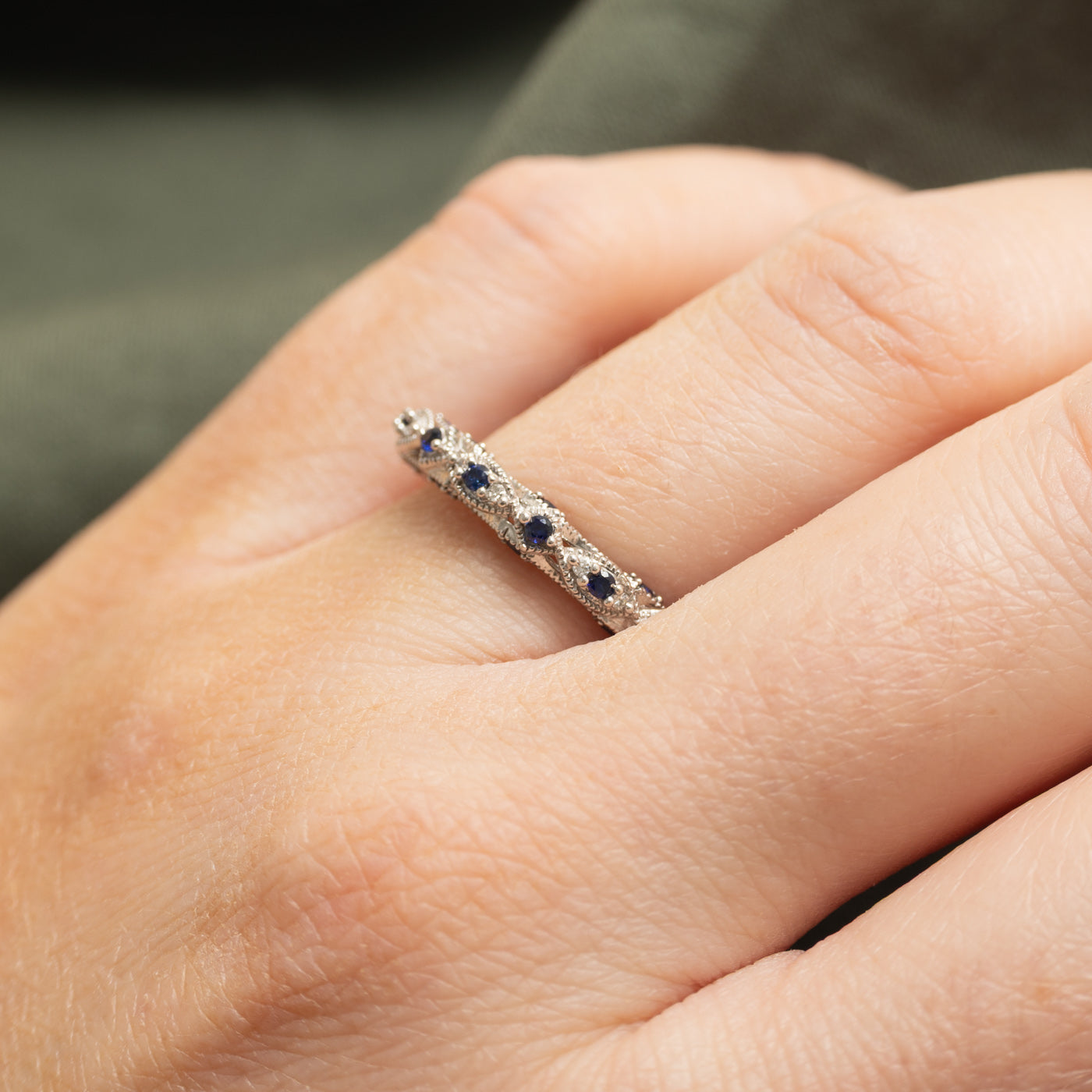 Alliance semi-éternité en saphirs et diamants sertie de millegrain | Taille 7,25