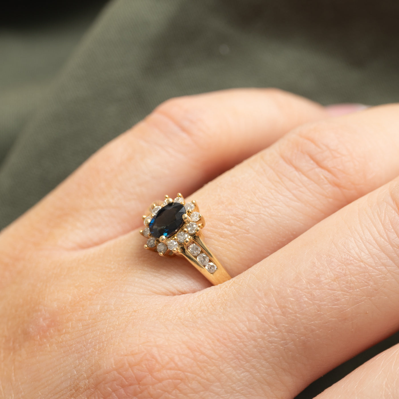 Bague halo pétale sertie d'un saphir ovale et de diamants | 0,40 ct, 0,14 ct au total | Taille 7