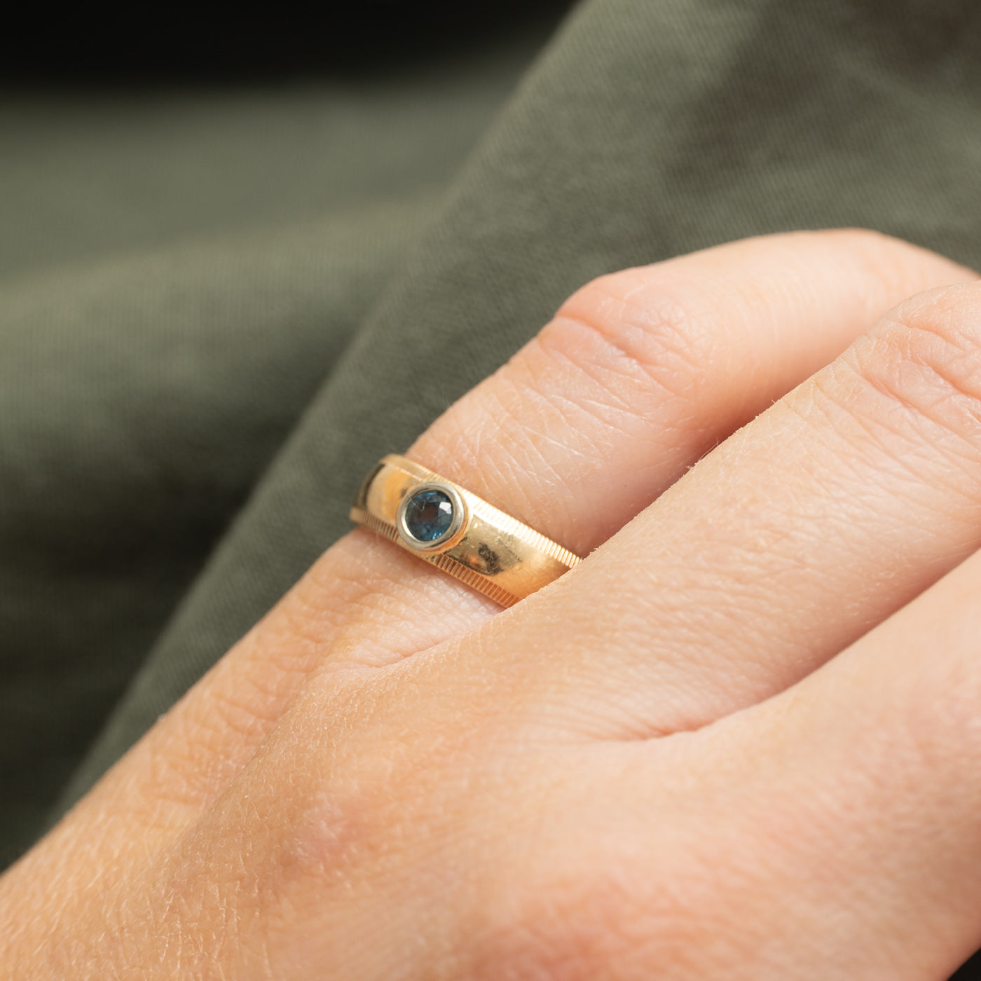 Bague en topaze bleue sertie clos et grain milgrain | Taille 4,75