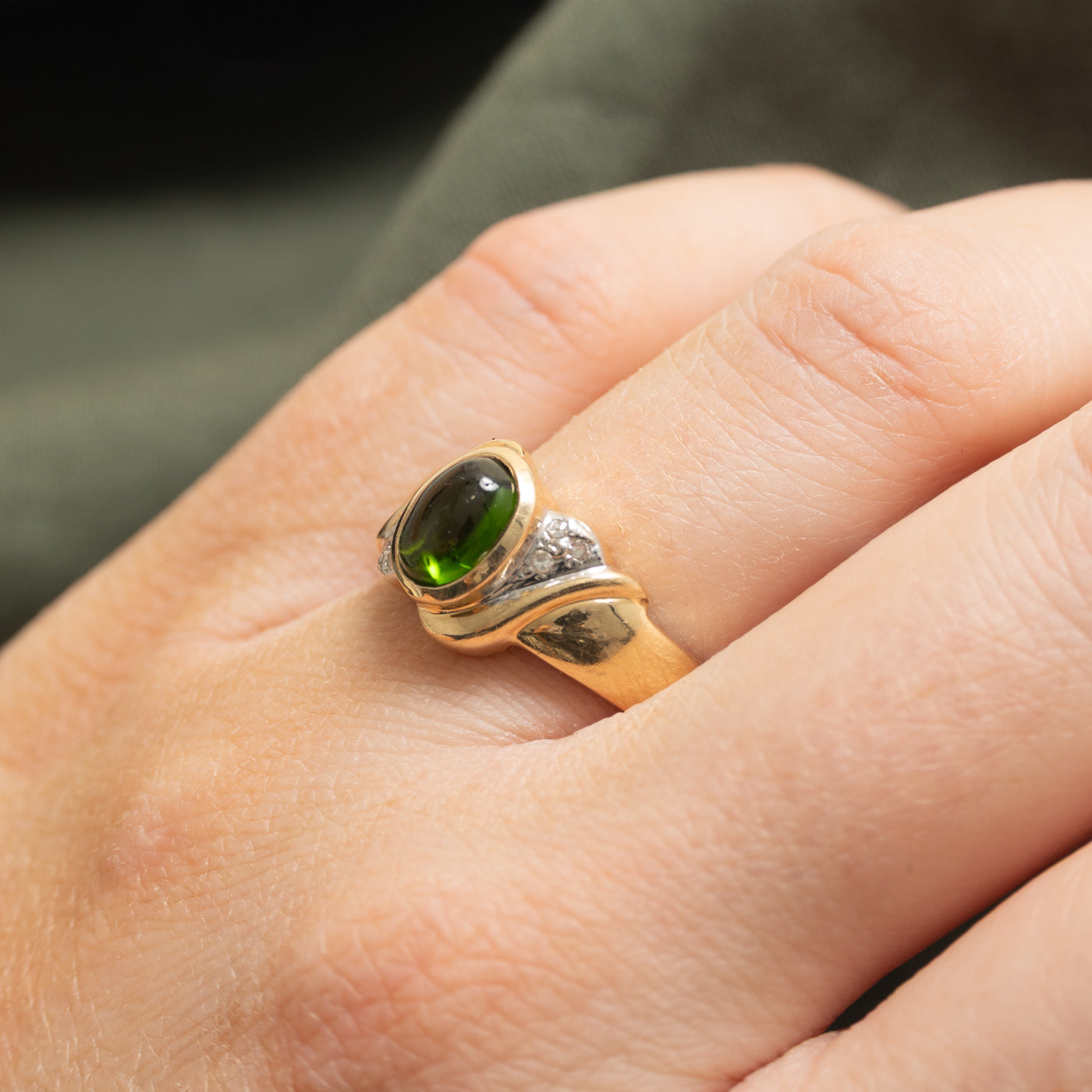 Bague ornée d'une tourmaline cabochon ovale et de diamants | 1,10 ct, 0,03 ct au total | Taille 9,25