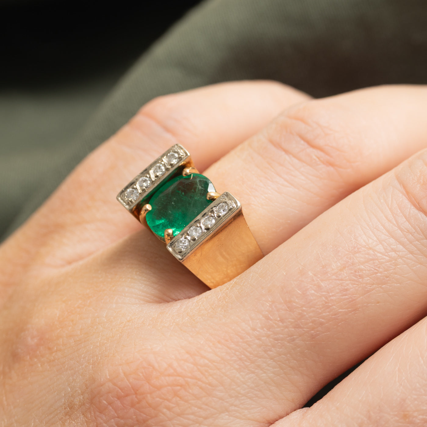 Bague cocktail imposante en forme de colonne, ornée d'une émeraude et de diamants | 1,65 ct, 0,10 ct au total | Taille 5,75