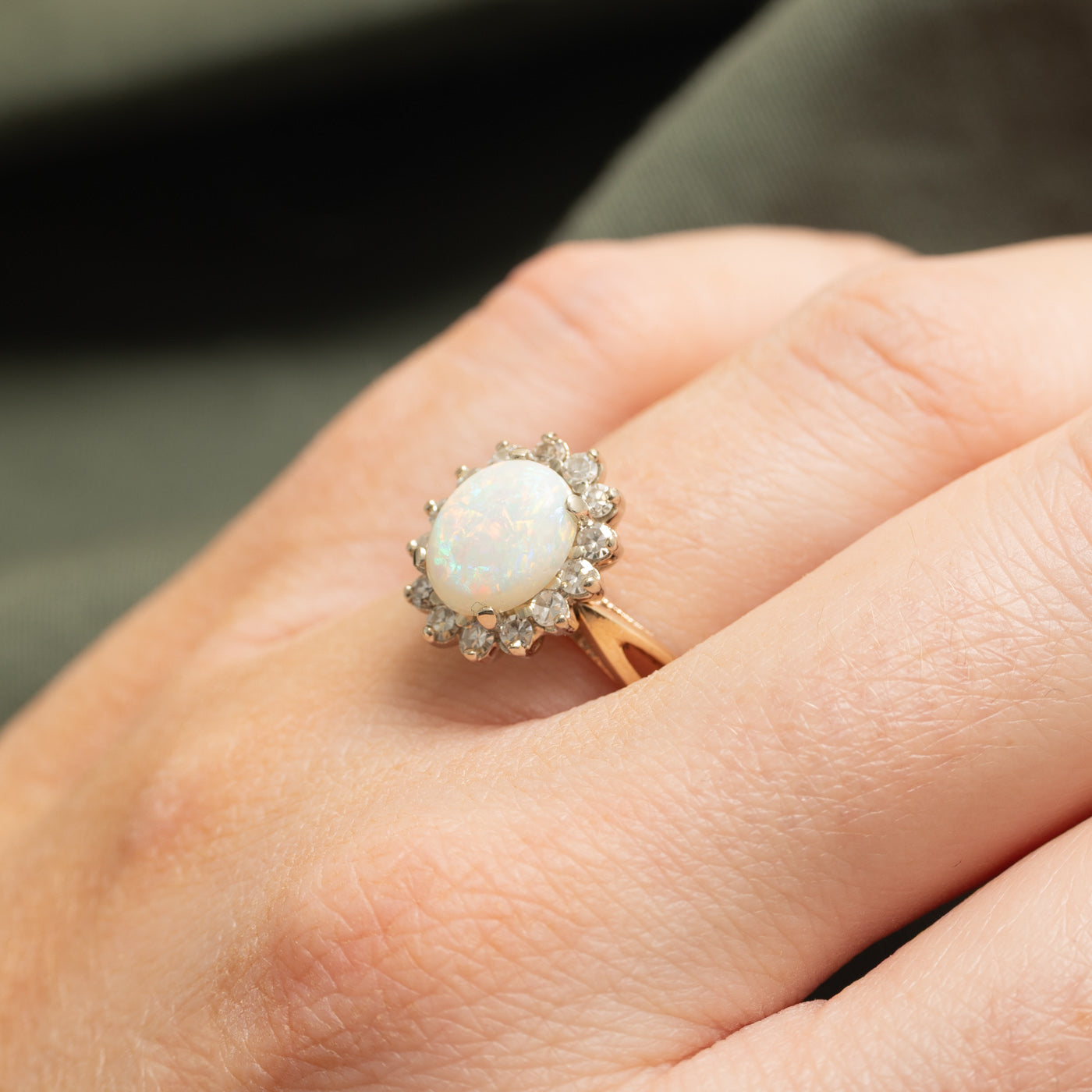 Bague halo en pétales d'opale et de diamants | 1,00 ct, 0,28 ct au total | Taille 8,0