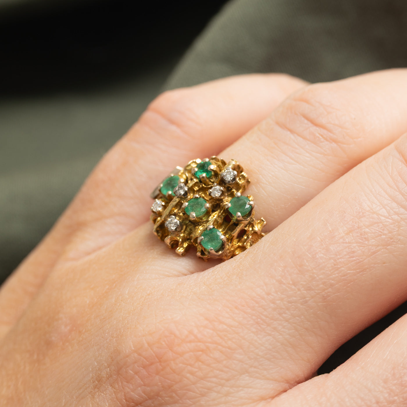 Bague cocktail texturée sertie d'émeraudes et de diamants | 0,55 ct, 0,18 ct | Taille 5,25