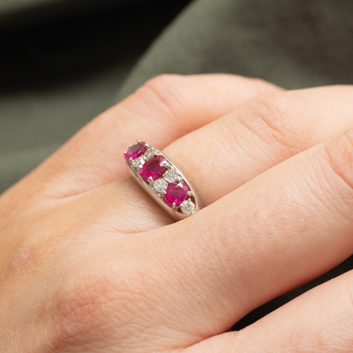 Bague en platine 900, rubis synthétique et diamants naturels | 0,70 ct, 0,14 ct | Taille 5,5