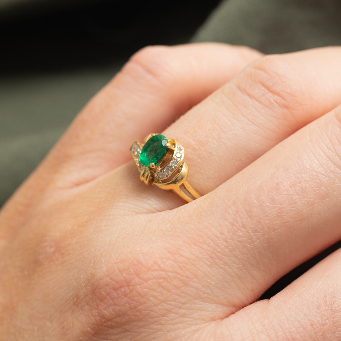 Bague ornée d'une émeraude ovale et de diamants | 0,40 ct, 0,03 ct au total | Taille 6,0