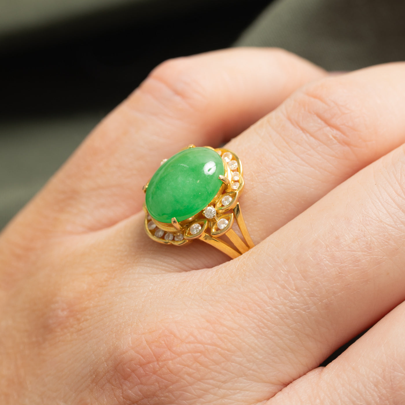 Bague cocktail halo en jadéite et diamants | 3,50 ct, 0,24 ct au total | Taille 7