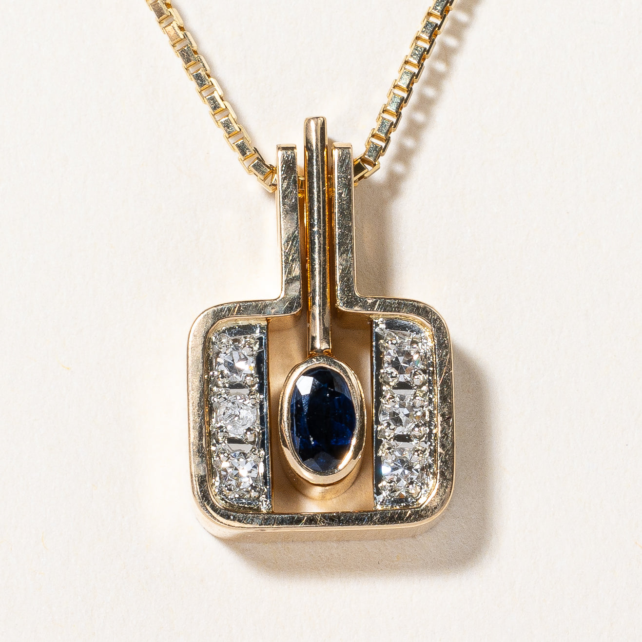 Collier pendentif saphir et diamants | 0,20 ct, 0,06 ct au total | 40,6 cm |