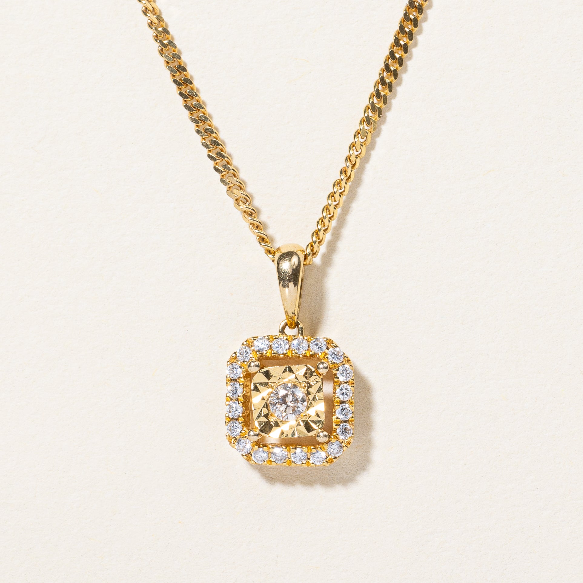 Pendentif et collier en diamants | 0,16 ct | 40,6 cm |