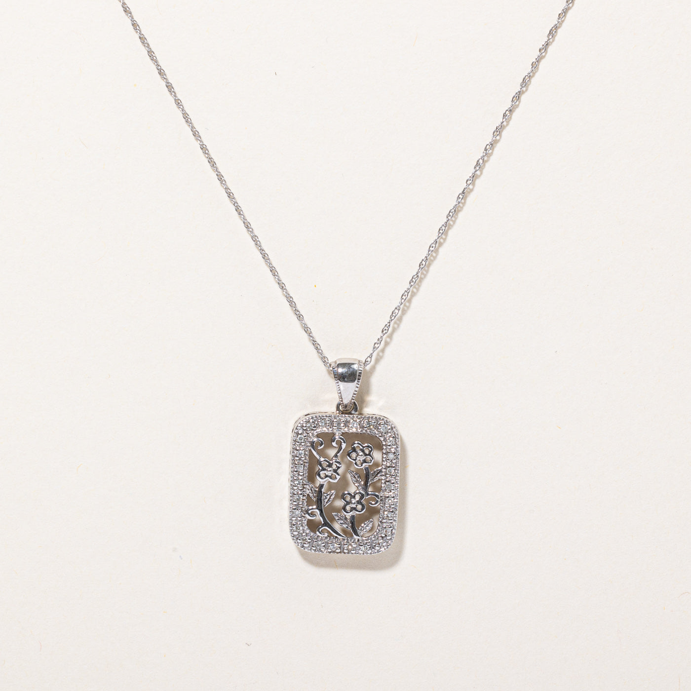 Pendentif et collier Fleur en Diamant | 0,08 ct | 45,7 cm |