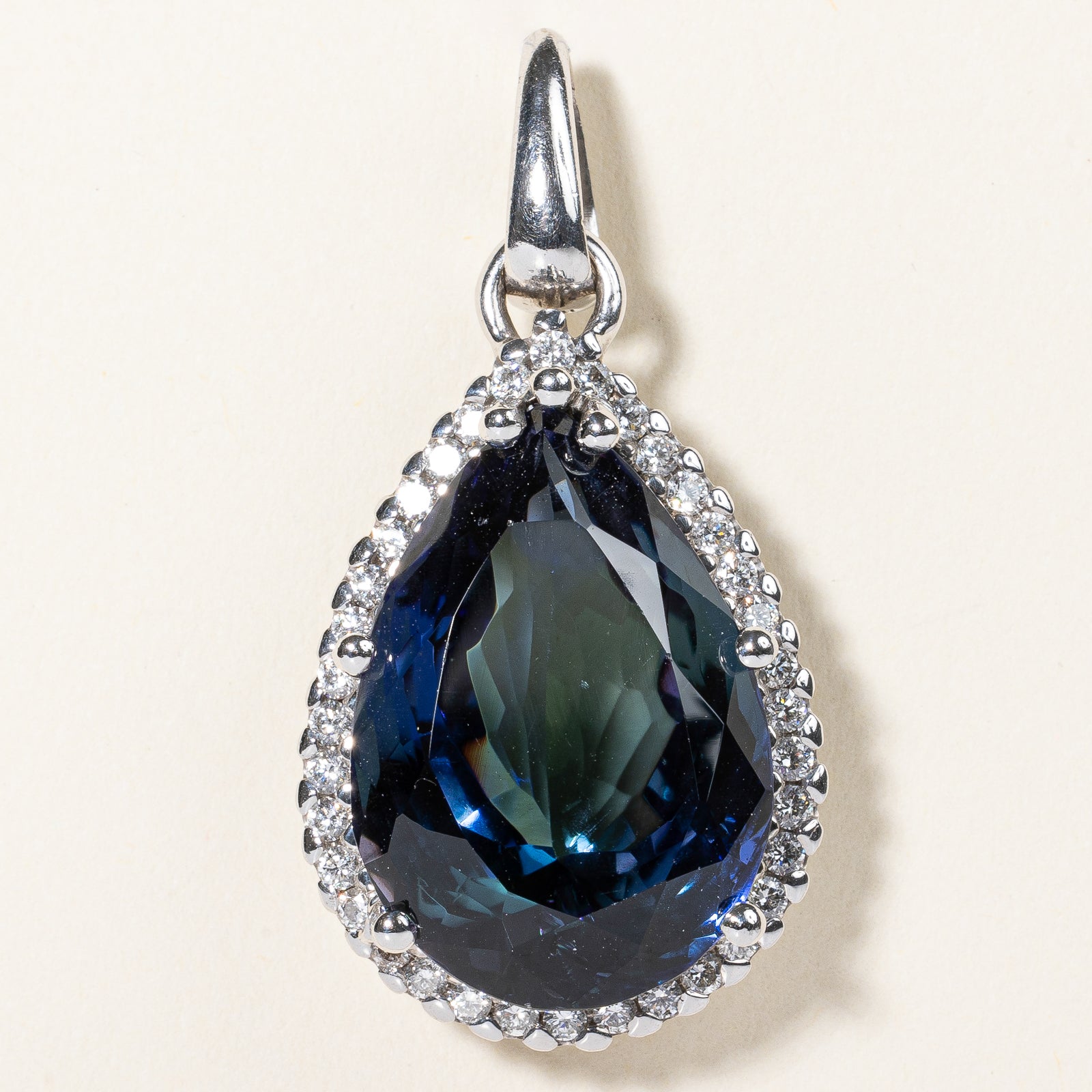 Pendentif en or 18 carats avec tanzanite taille poire et diamants | 37,90 ct, 1,08 ct au total |