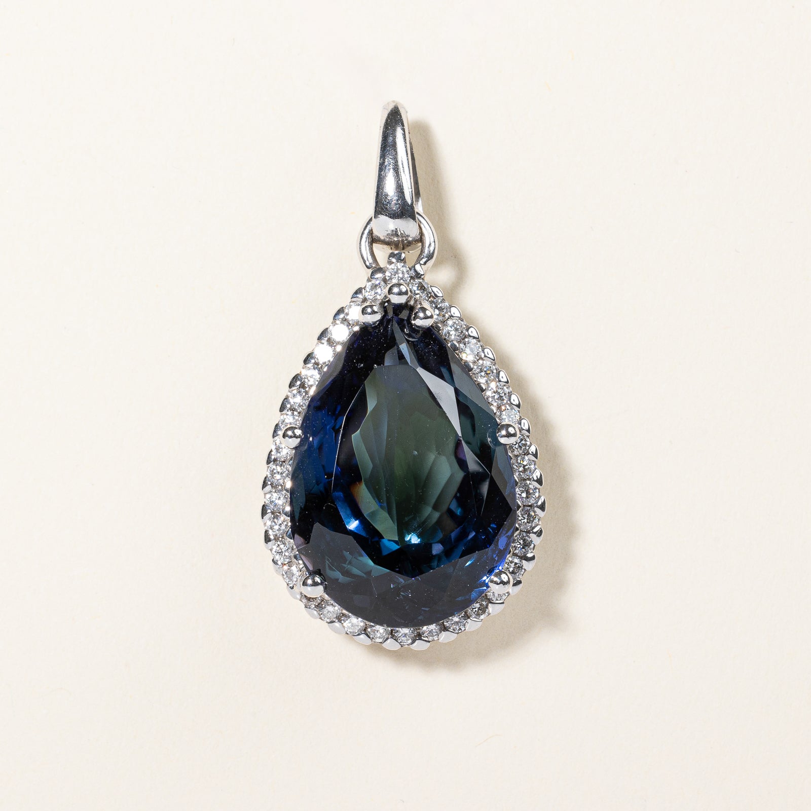 Pendentif en or 18 carats avec tanzanite taille poire et diamants | 37,90 ct, 1,08 ct au total |