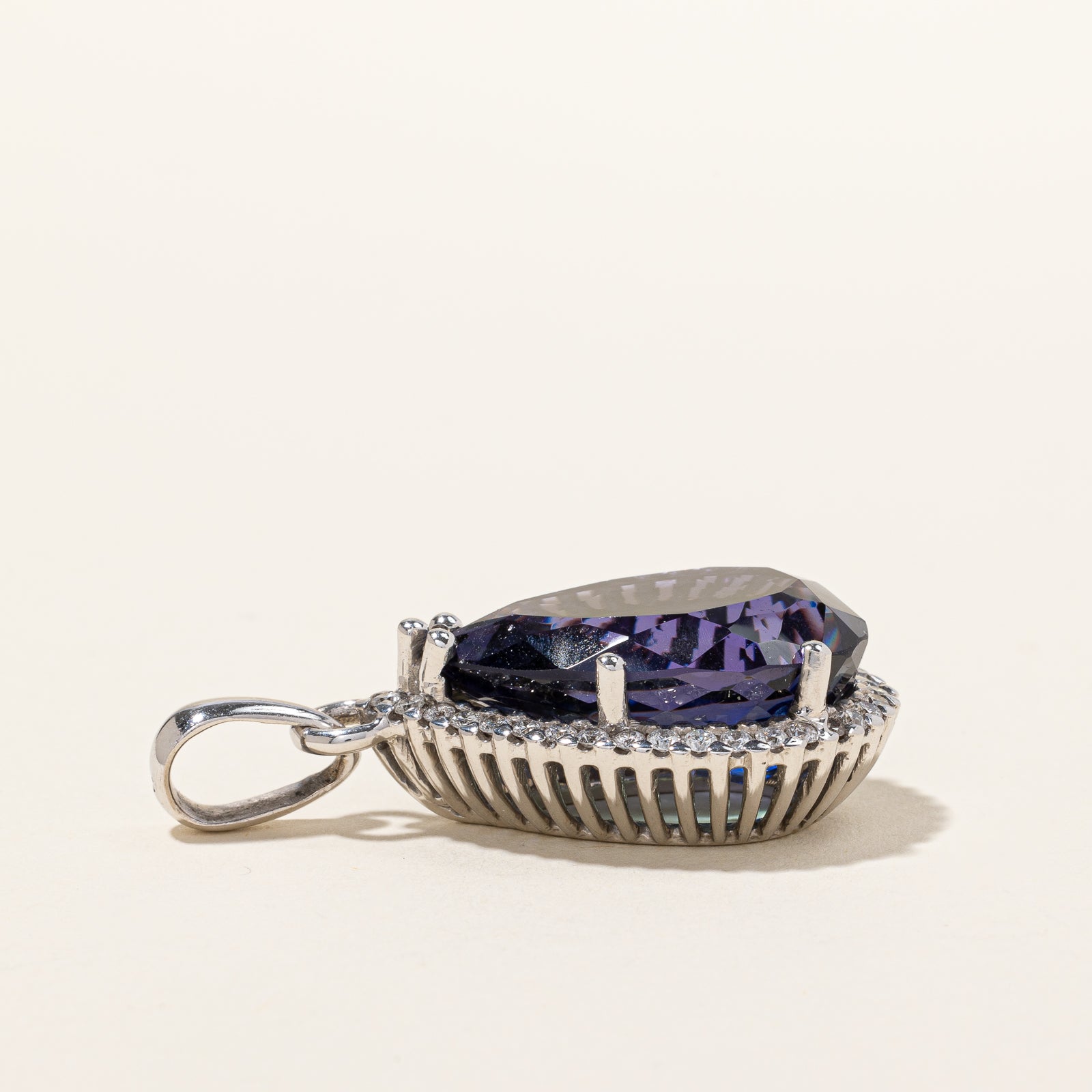 Pendentif en or 18 carats avec tanzanite taille poire et diamants | 37,90 ct, 1,08 ct au total |