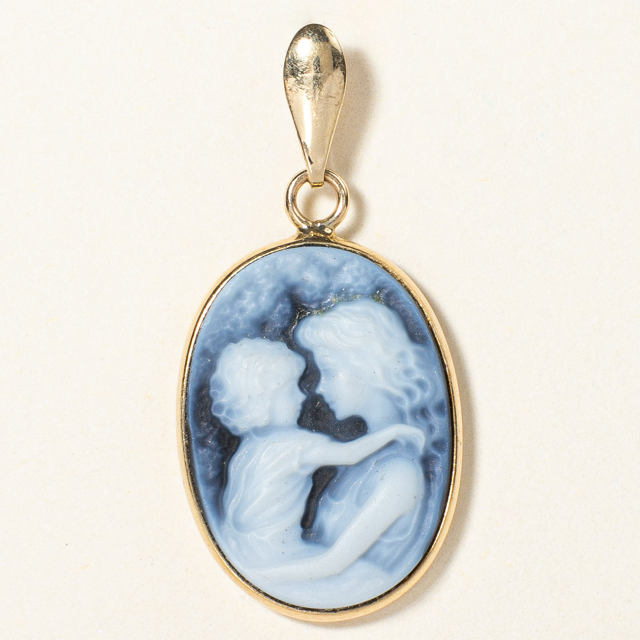 Pendentif camée mère et enfant en agate bleue | 2,20 ct |