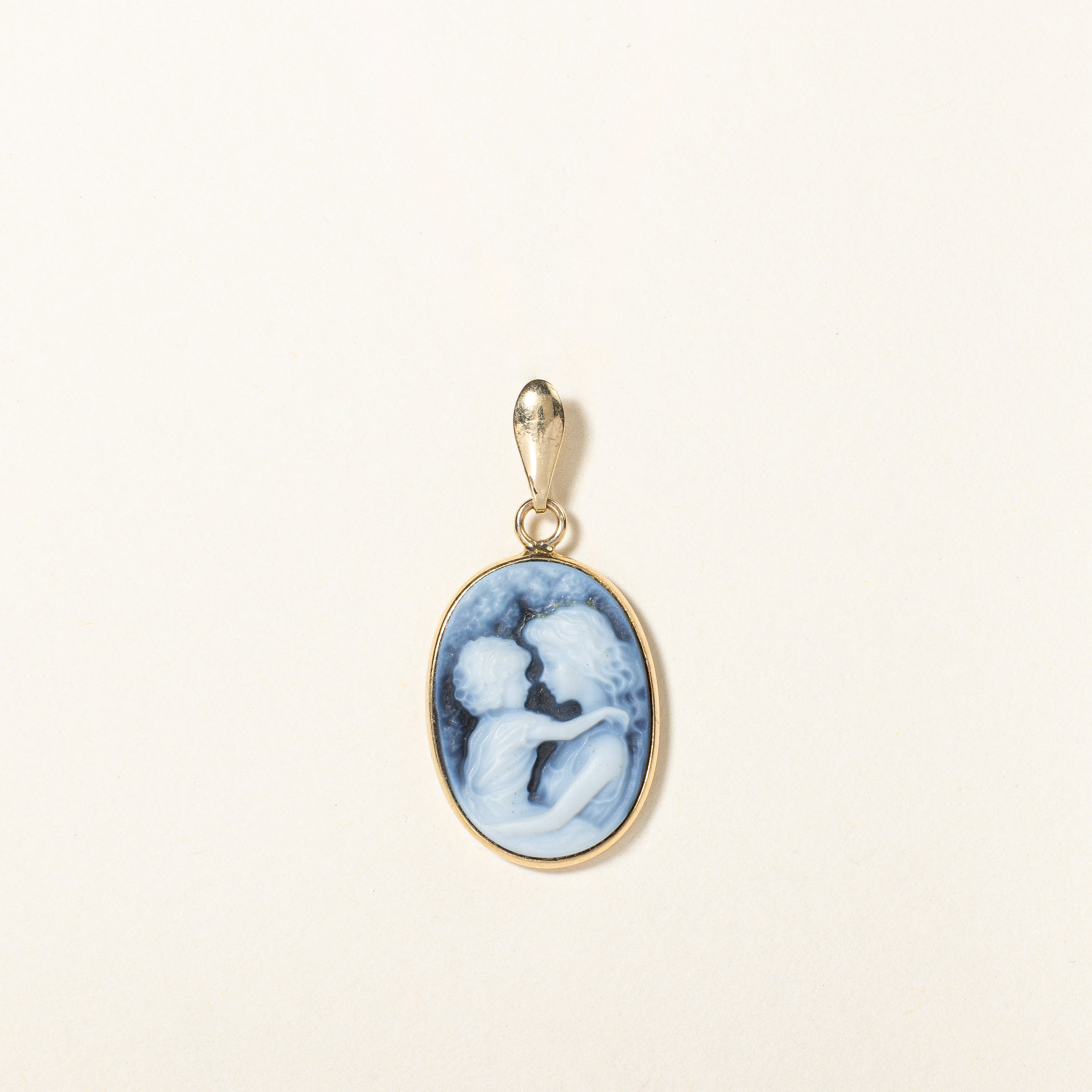 Pendentif camée mère et enfant en agate bleue | 2,20 ct |