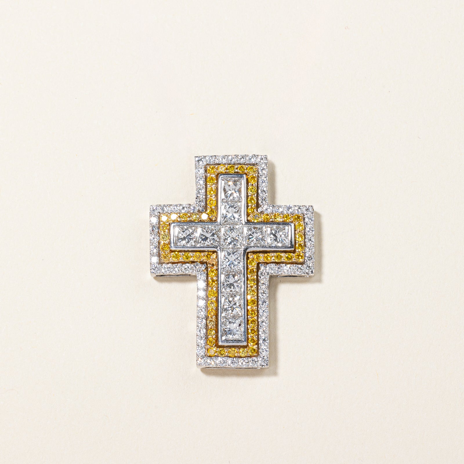Pendentif en or jaune et blanc 18 carats serti de diamants (2,91 ct au total), réalisé sur mesure |