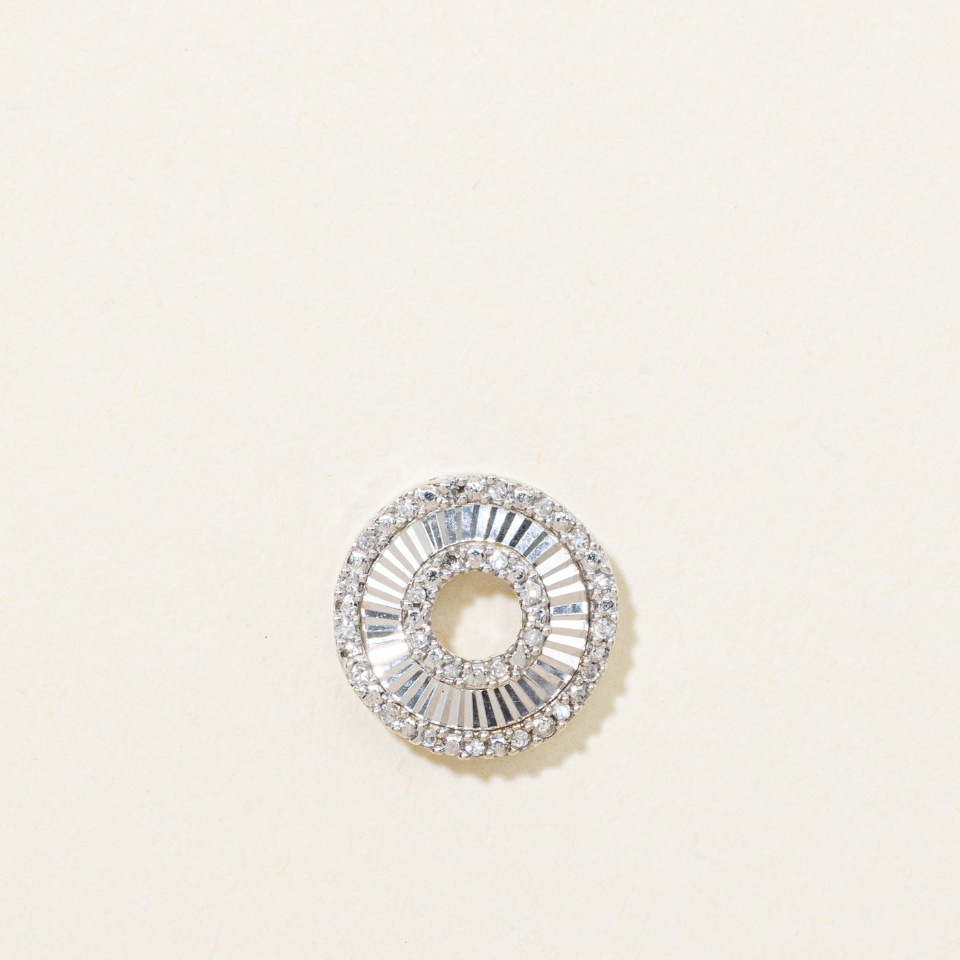 Pendentif rond rainuré en or 10 carats serti de diamants