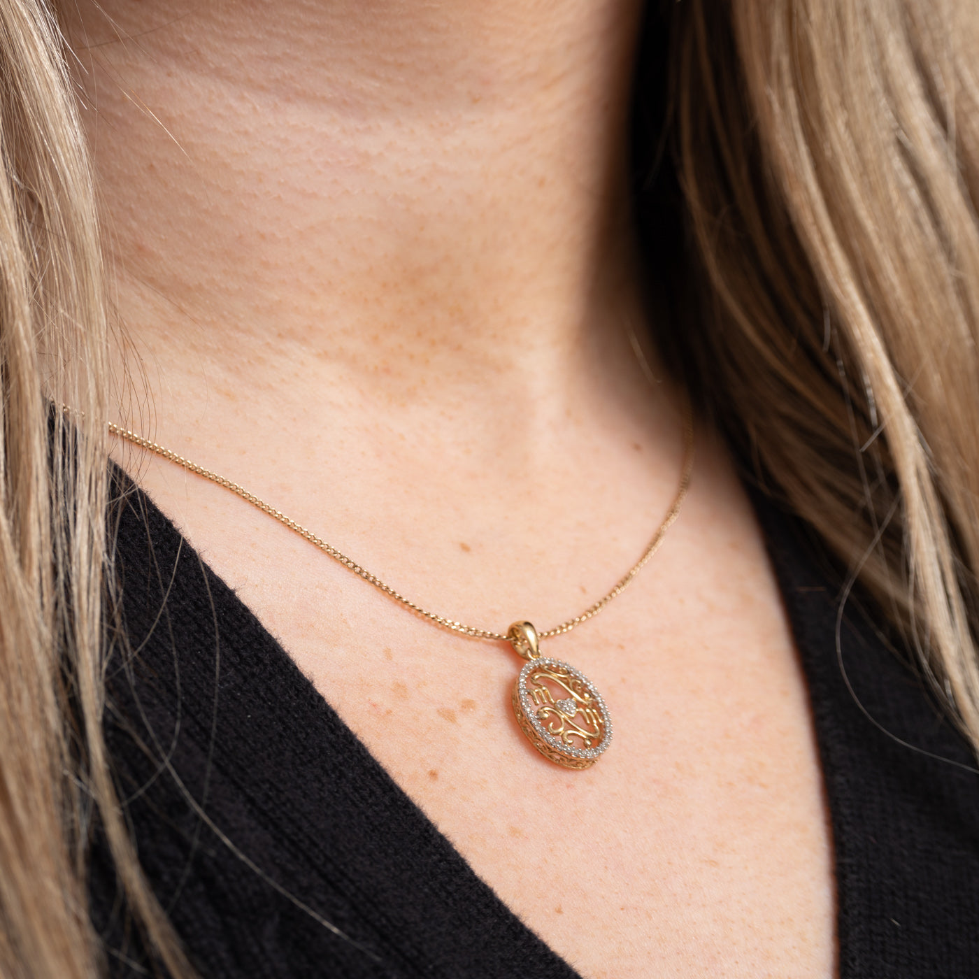 Pendentif ajouré « MOM » en or 10 carats et diamants