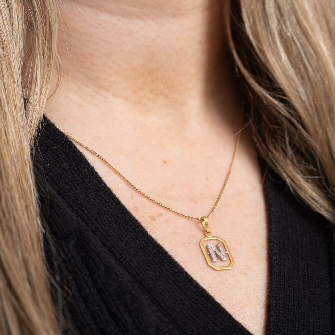 Pendentif encadré avec initiale « N » sertie de diamants en or 18 carats