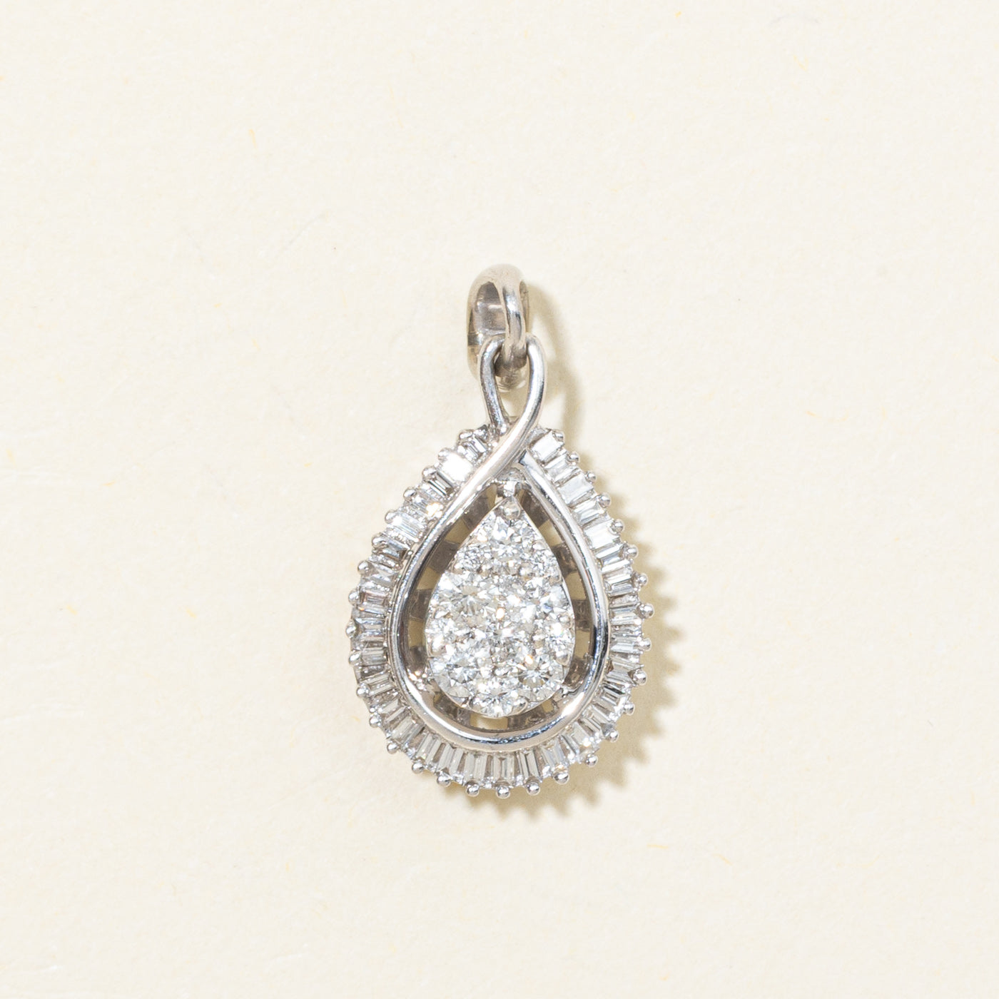 Pendentif en or 14 carats serti illusion de diamants en forme de poire avec halo