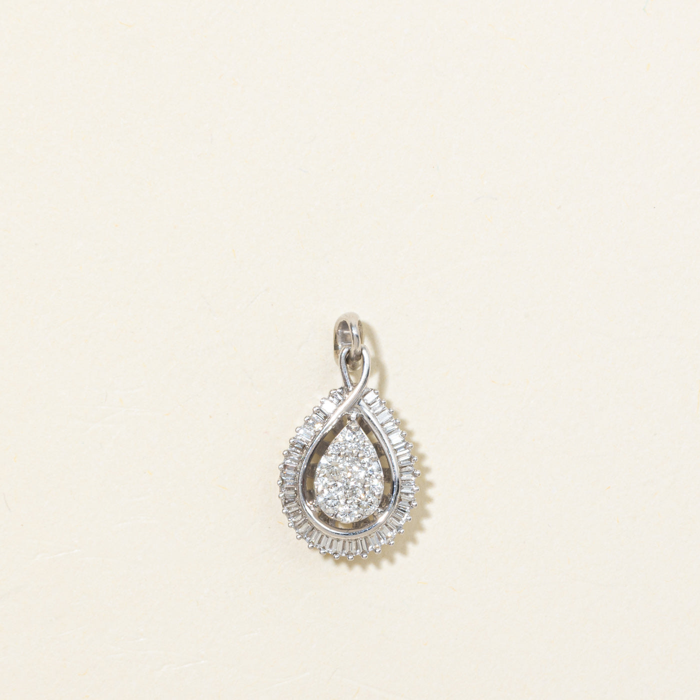 Pendentif en or 14 carats serti illusion de diamants en forme de poire avec halo