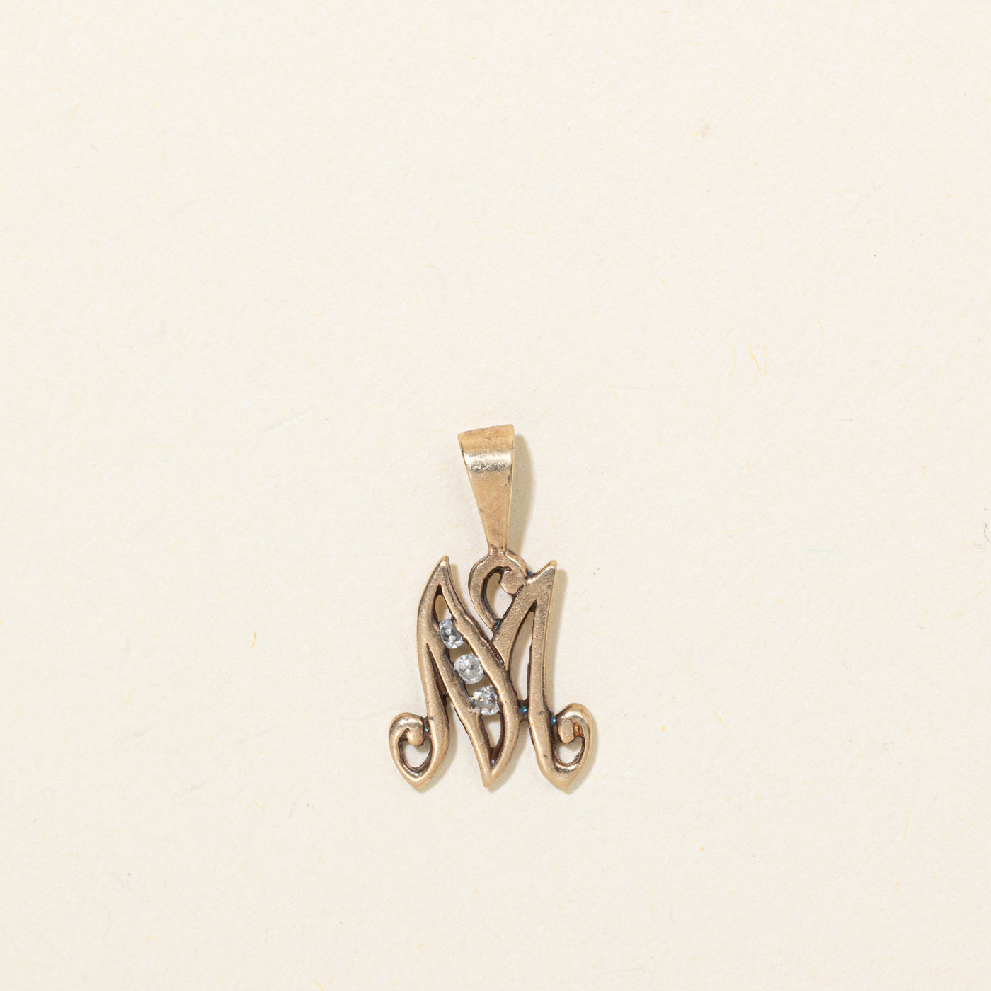 Pendentif initial « M » en or 10 carats serti de diamants