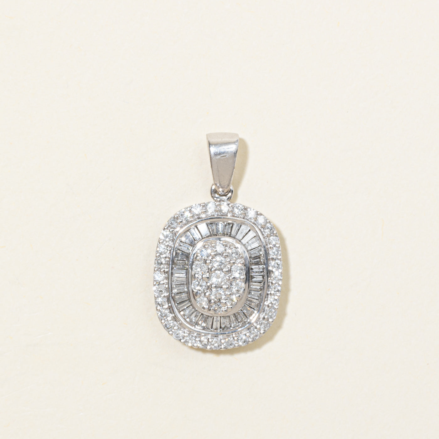 Pendentif halo ovale serti de diamants 14 carats