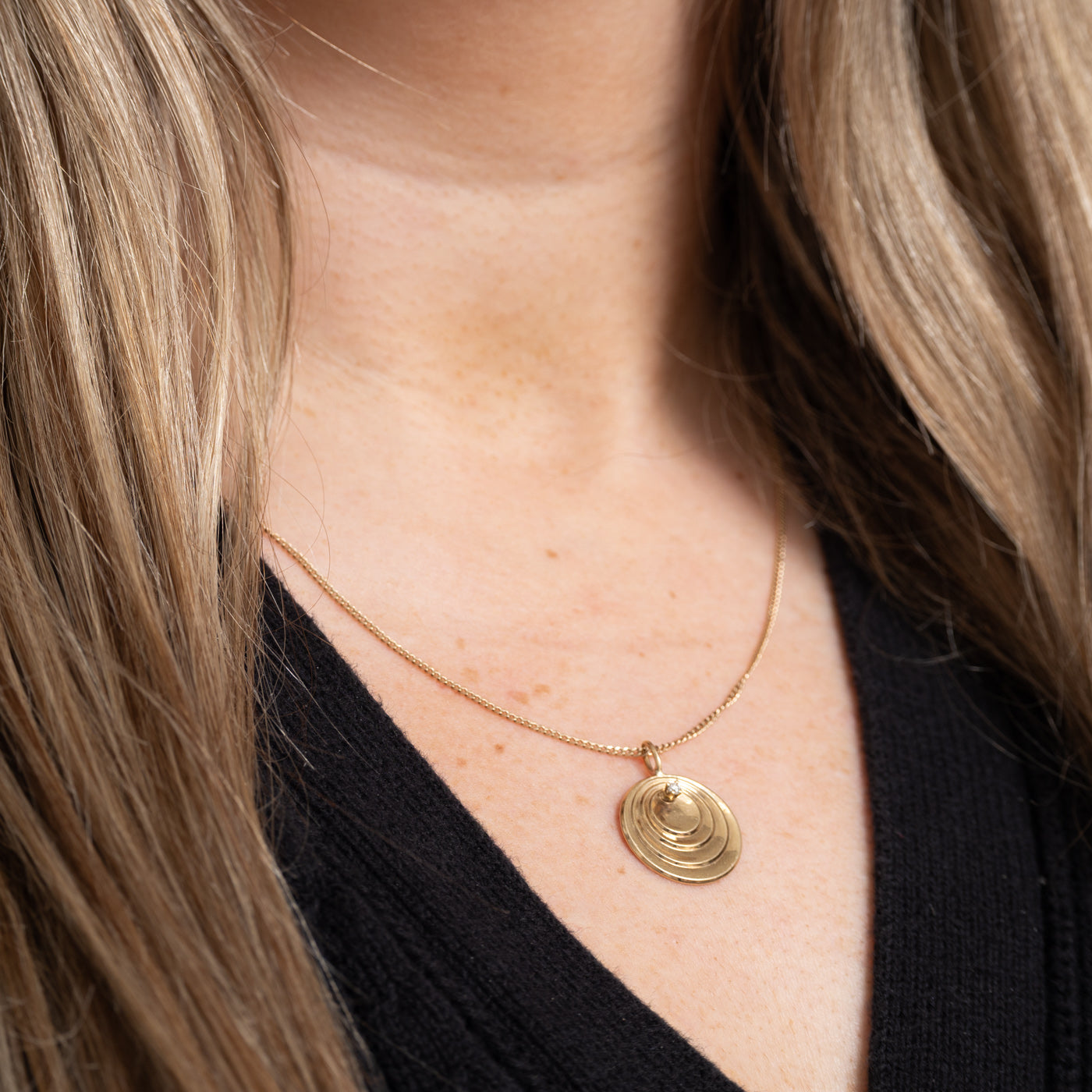 10K Diamond Grooved Circle Pendant