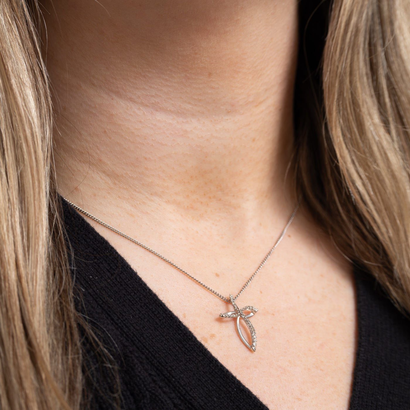 Pendentif croix en or 10 carats et diamants