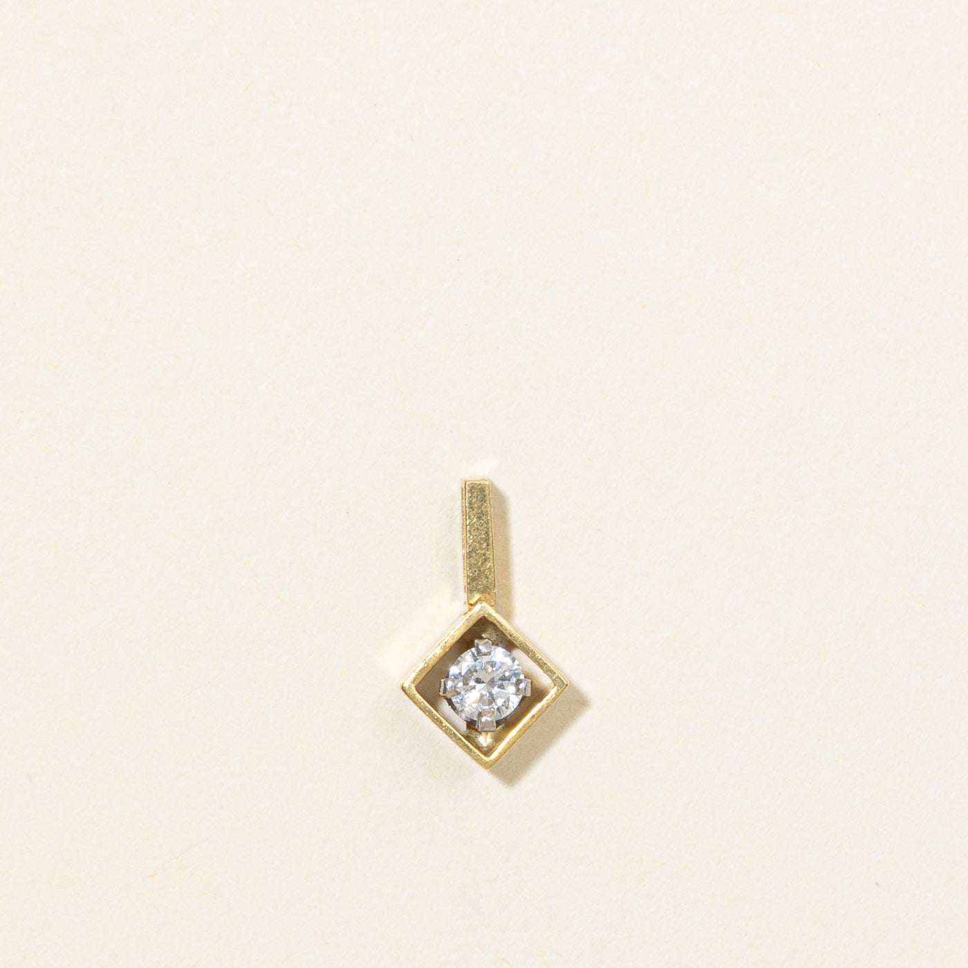 Pendentif géométrique solitaire en or 18 carats avec diamant