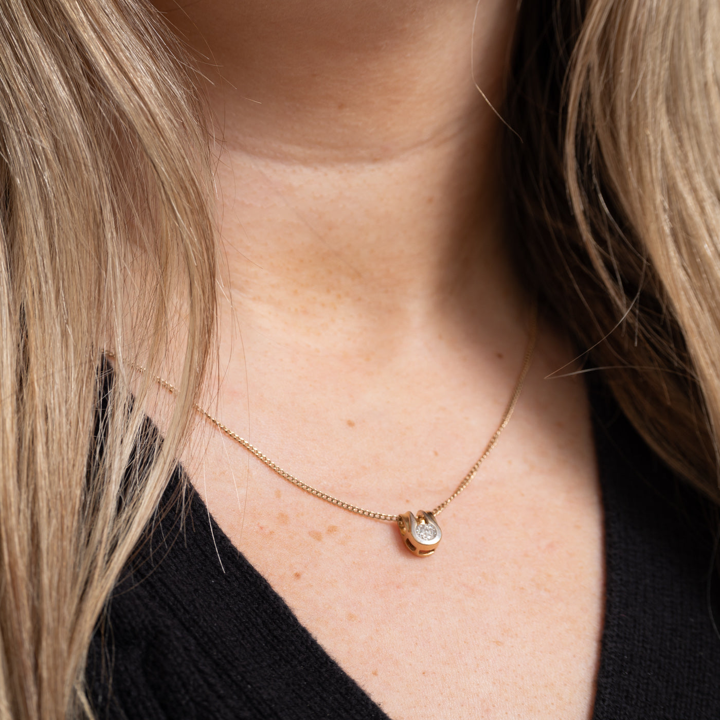 Pendentif solitaire en or 10 carats serti semi-clos avec diamant