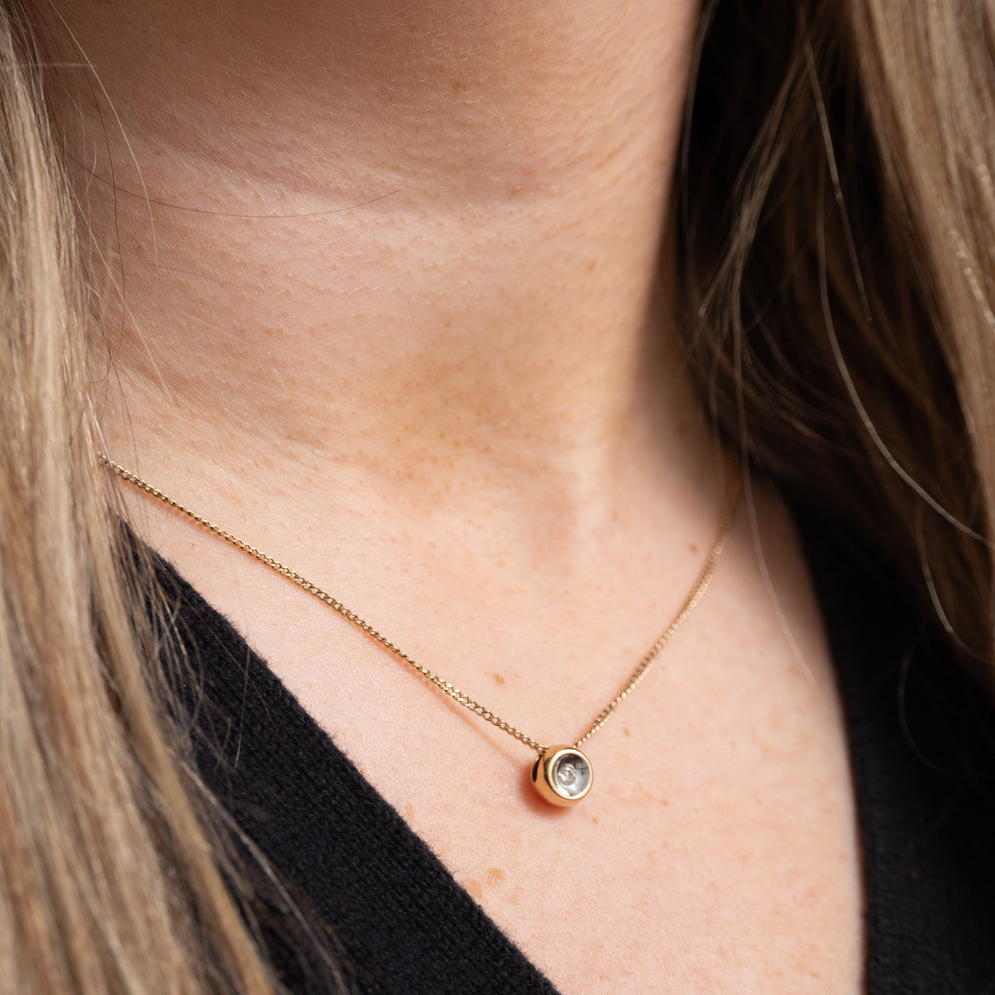 Pendentif rond serti de diamants en or 10 carats