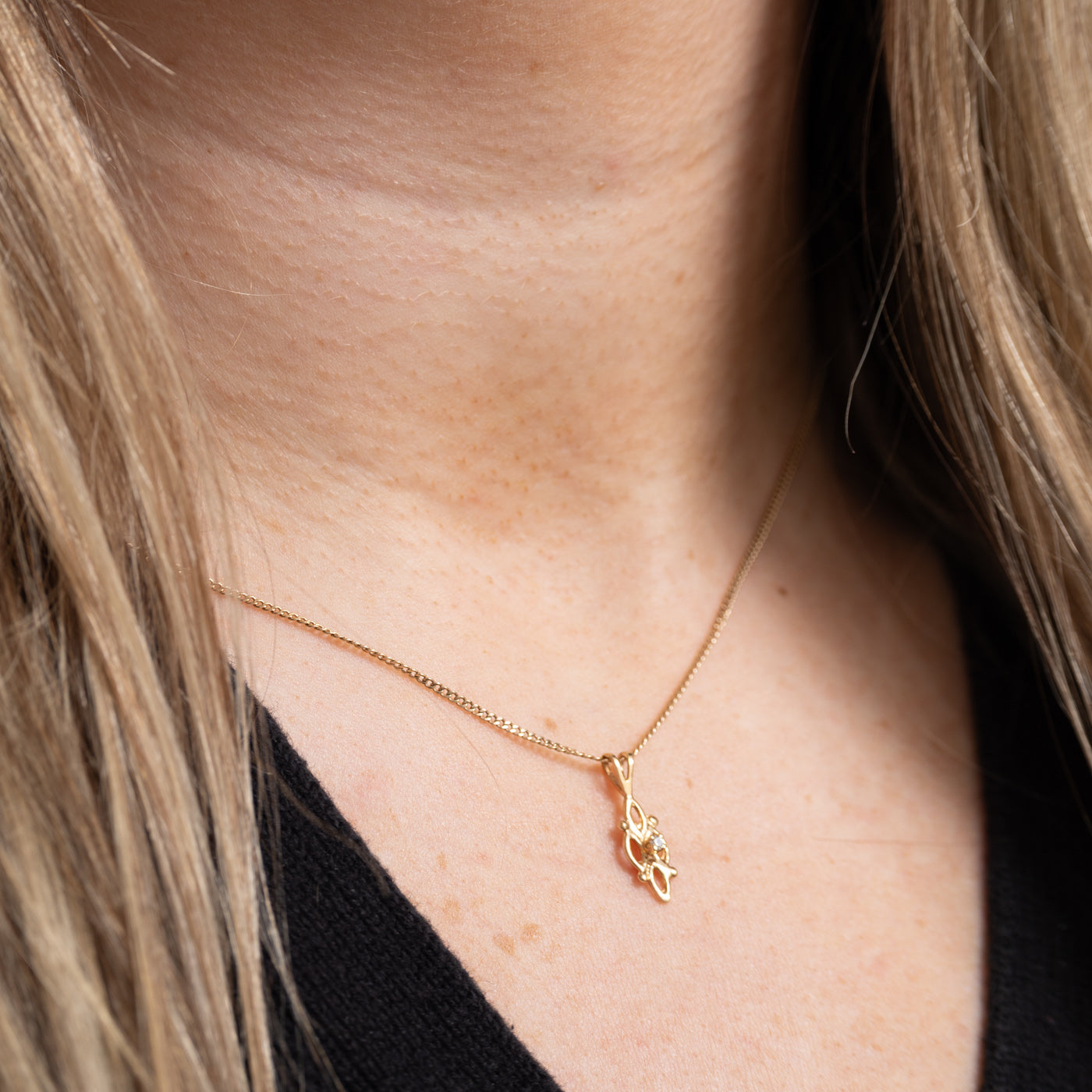 Pendentif géométrique en or 10 carats serti de diamants