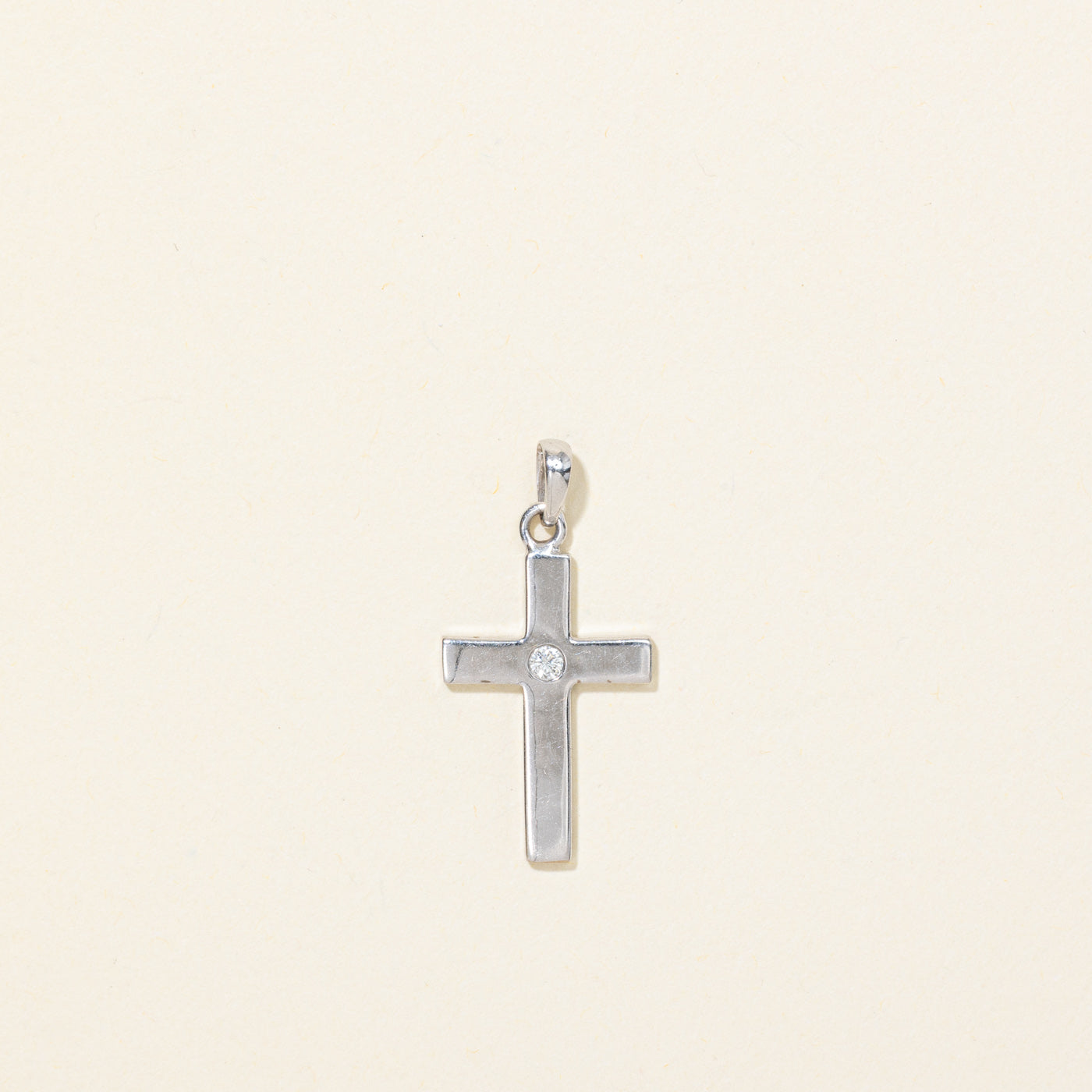 Pendentif croix serti de diamants en or 18 carats