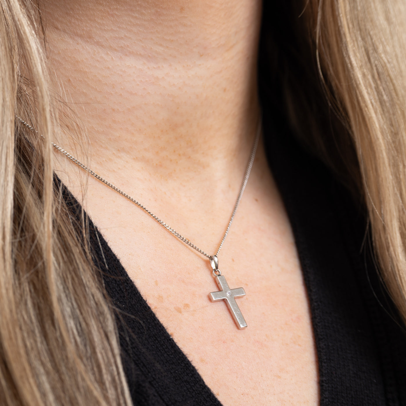 Pendentif croix serti de diamants en or 18 carats