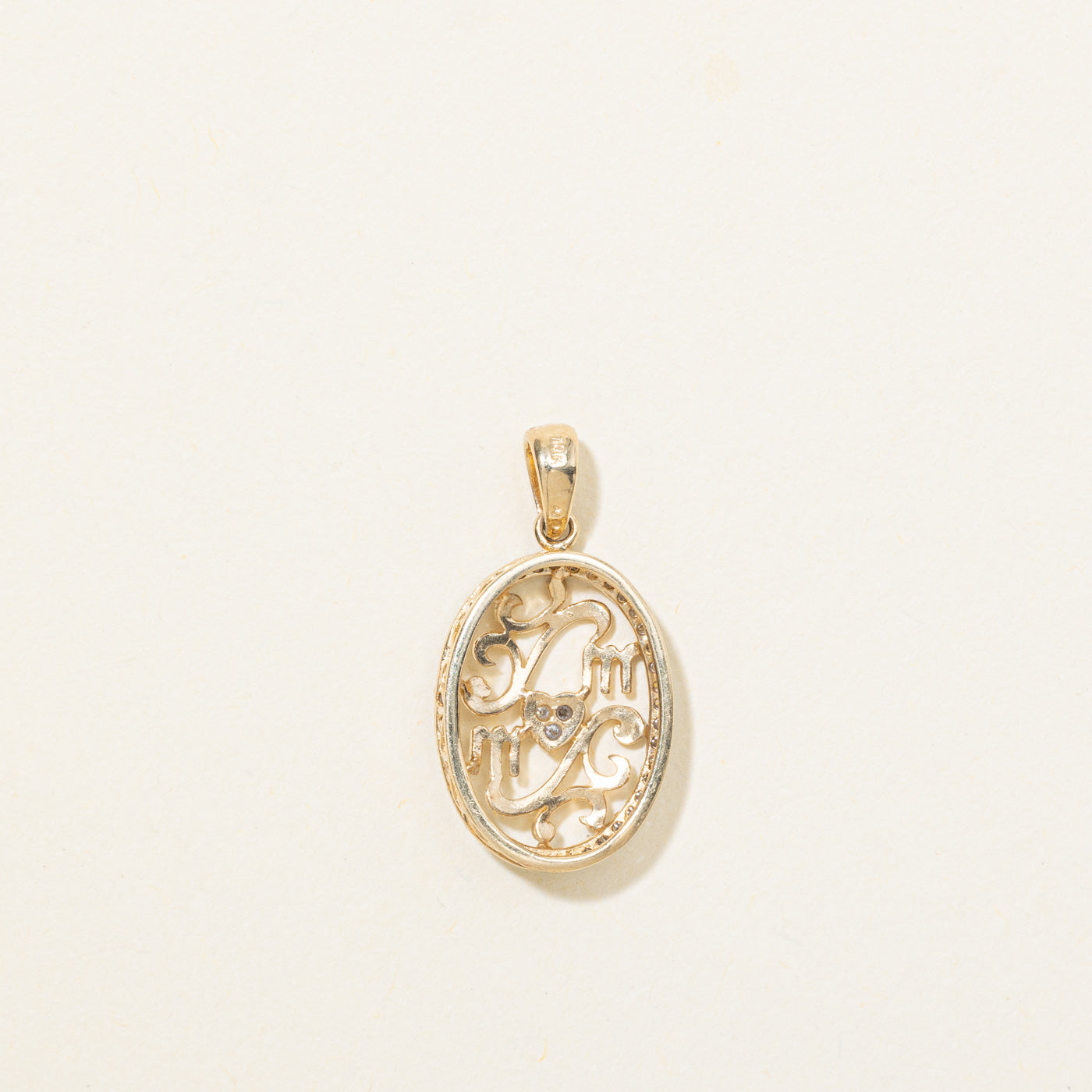 Pendentif ajouré « MOM » en or 10 carats et diamants