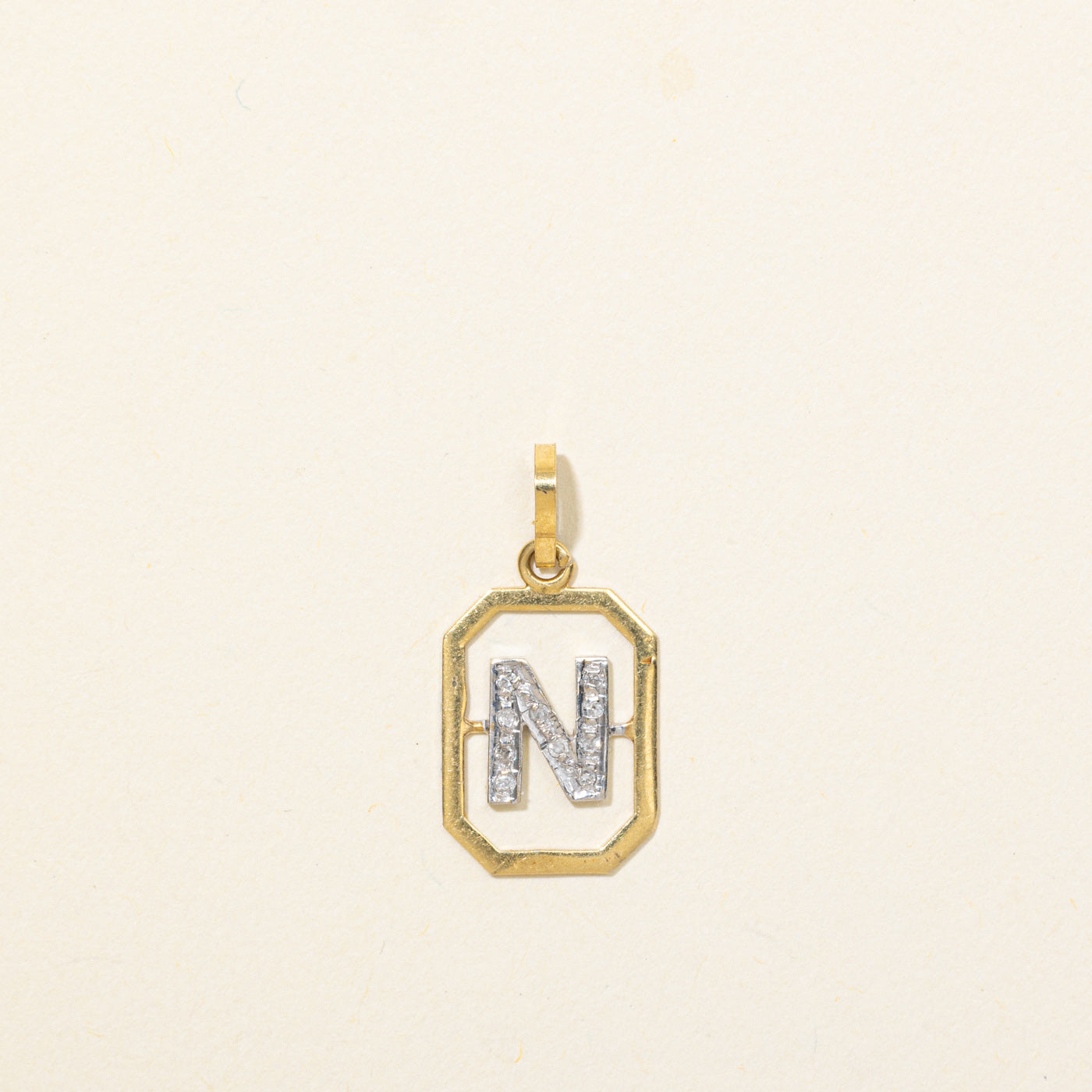 Pendentif encadré avec initiale « N » sertie de diamants en or 18 carats