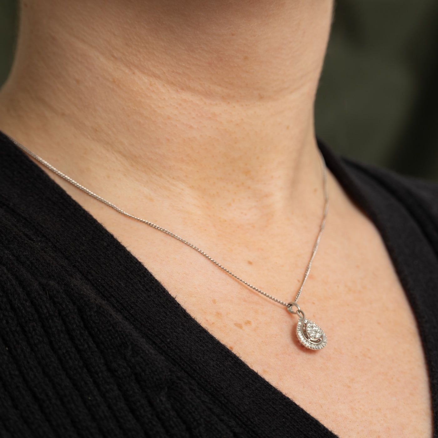 Pendentif en or 14 carats serti illusion de diamants en forme de poire avec halo