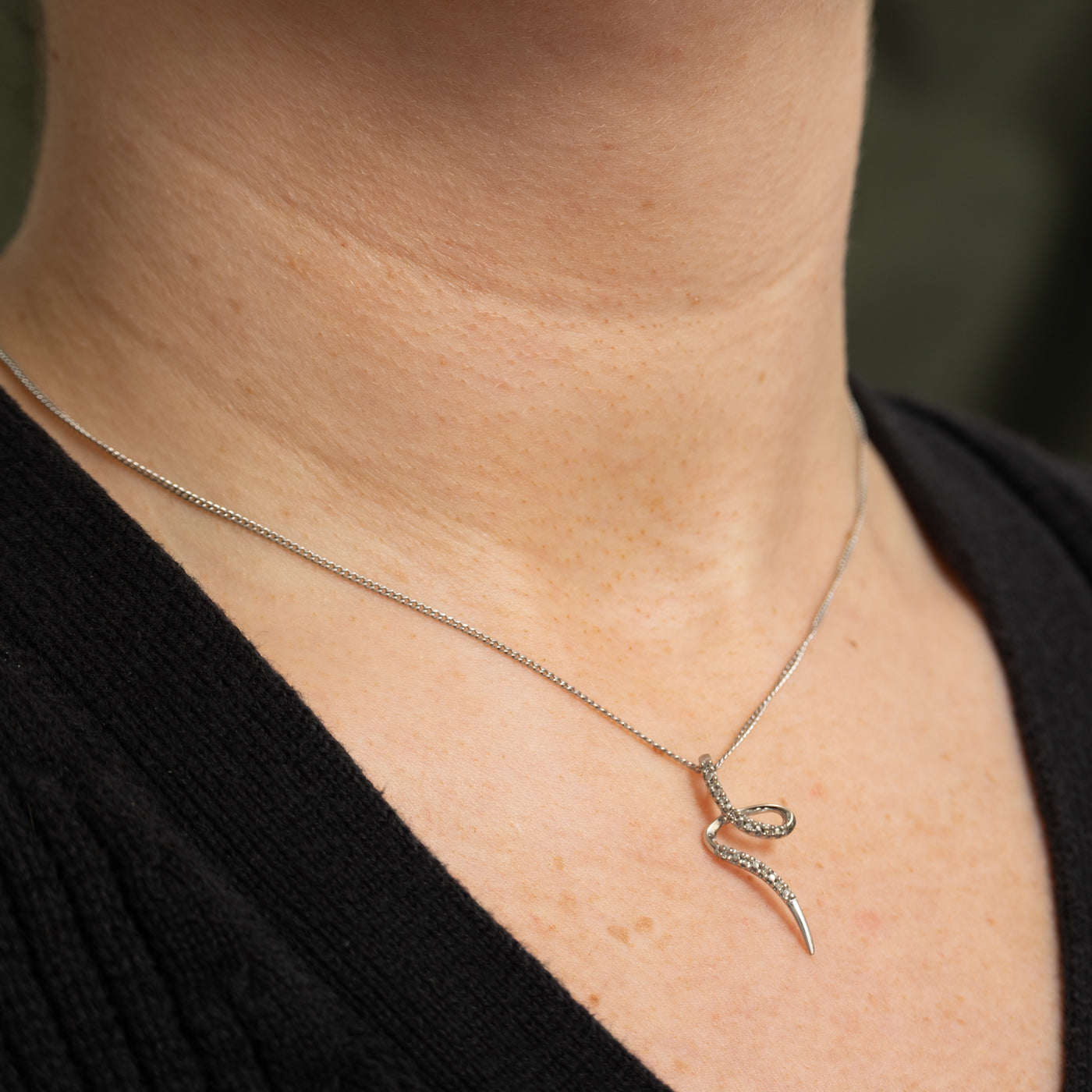 Pendentif goutte en or 10 carats serti de diamants tourbillonnants