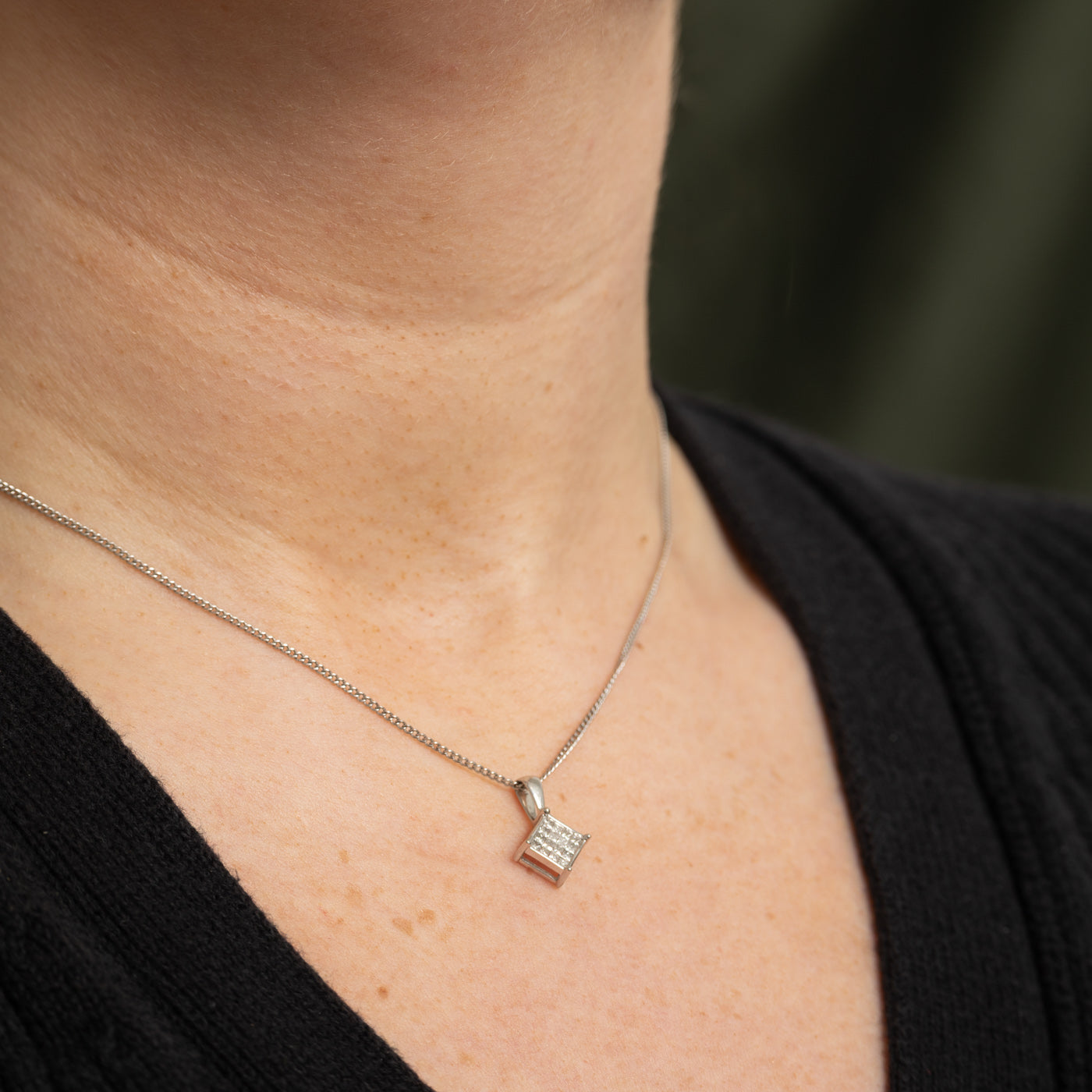 Pendentif carré serti invisible 14 carats