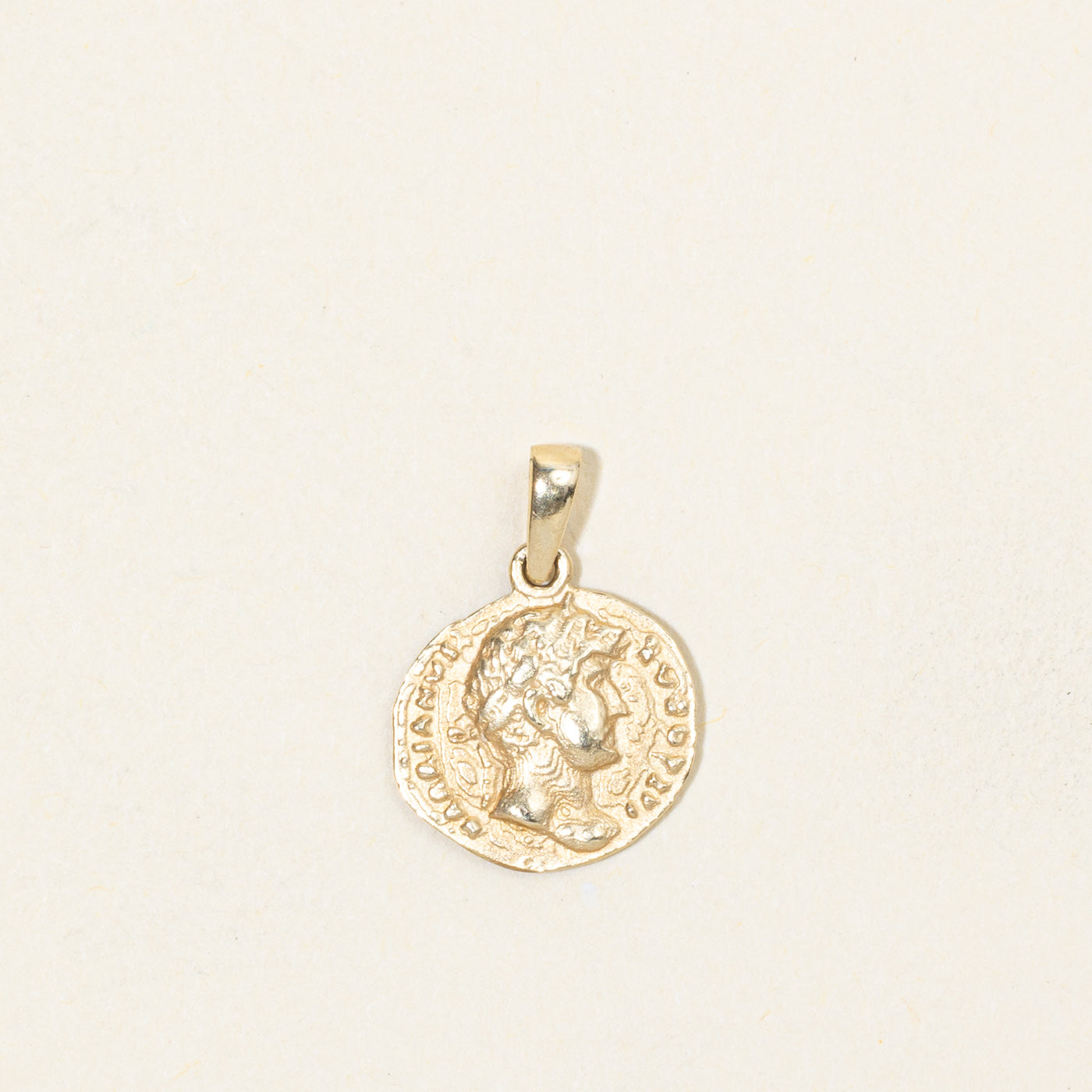 Pendentif en or jaune 10 carats commémorant une pièce grecque