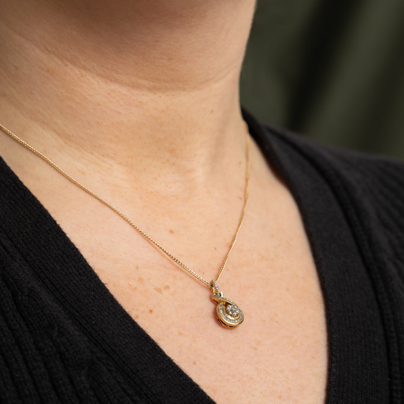 Pendentif croisé serti de diamants 10 carats