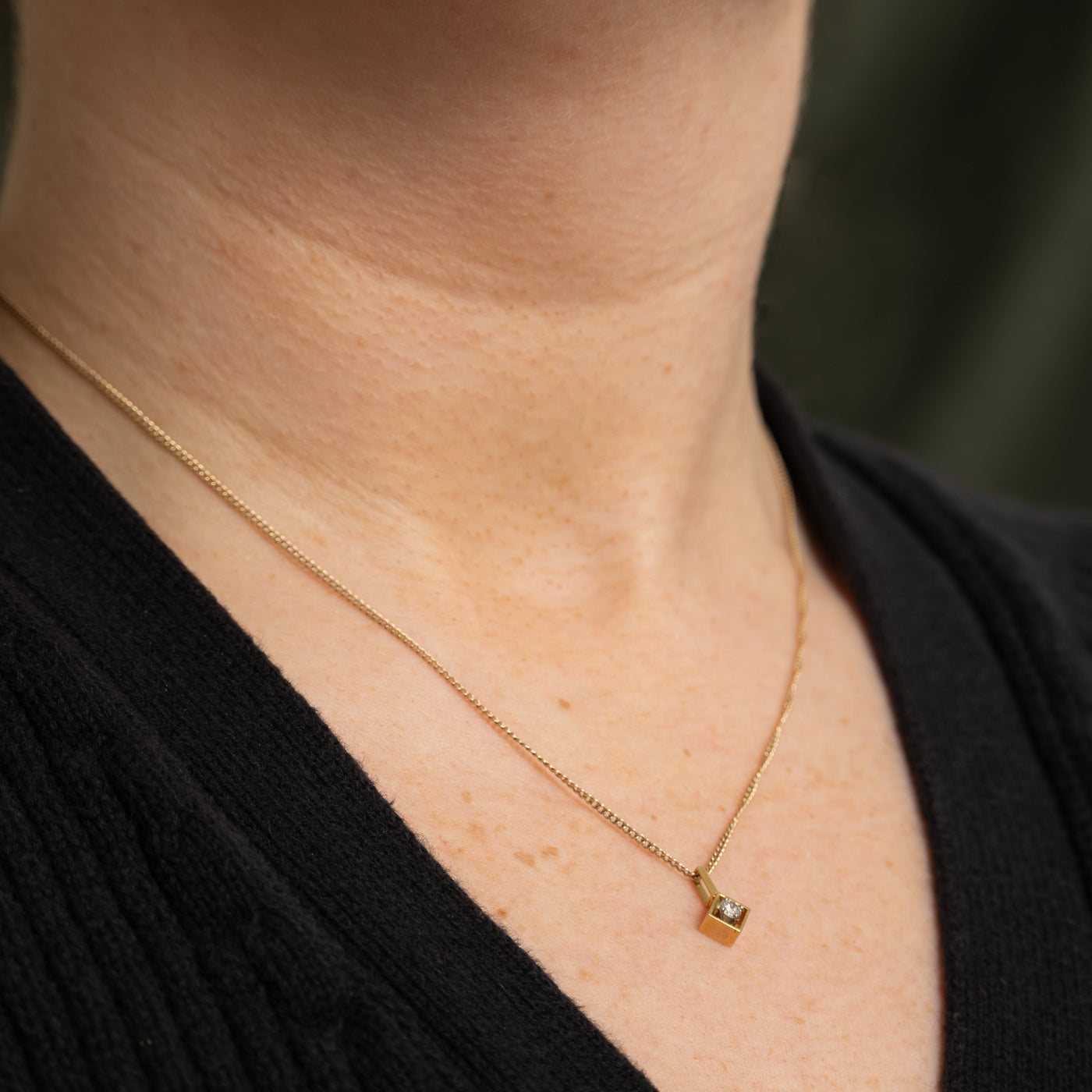 Pendentif géométrique solitaire en or 18 carats avec diamant