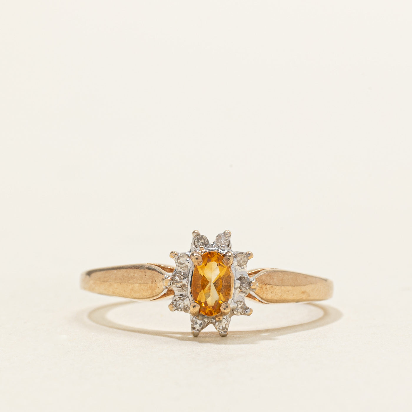 Bague halo en pétales de citrine ovale et diamants | Taille 8,25
