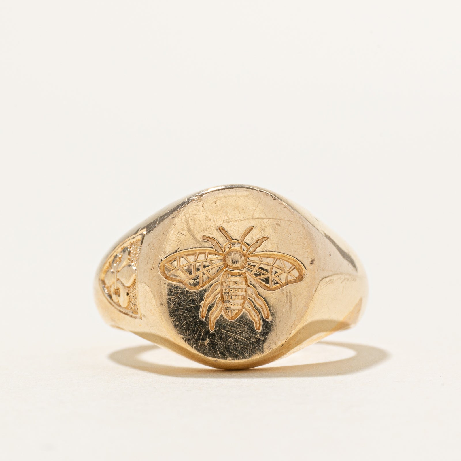 Bague chevalière en or jaune 14 carats gravée d'un insecte | Taille 6,5