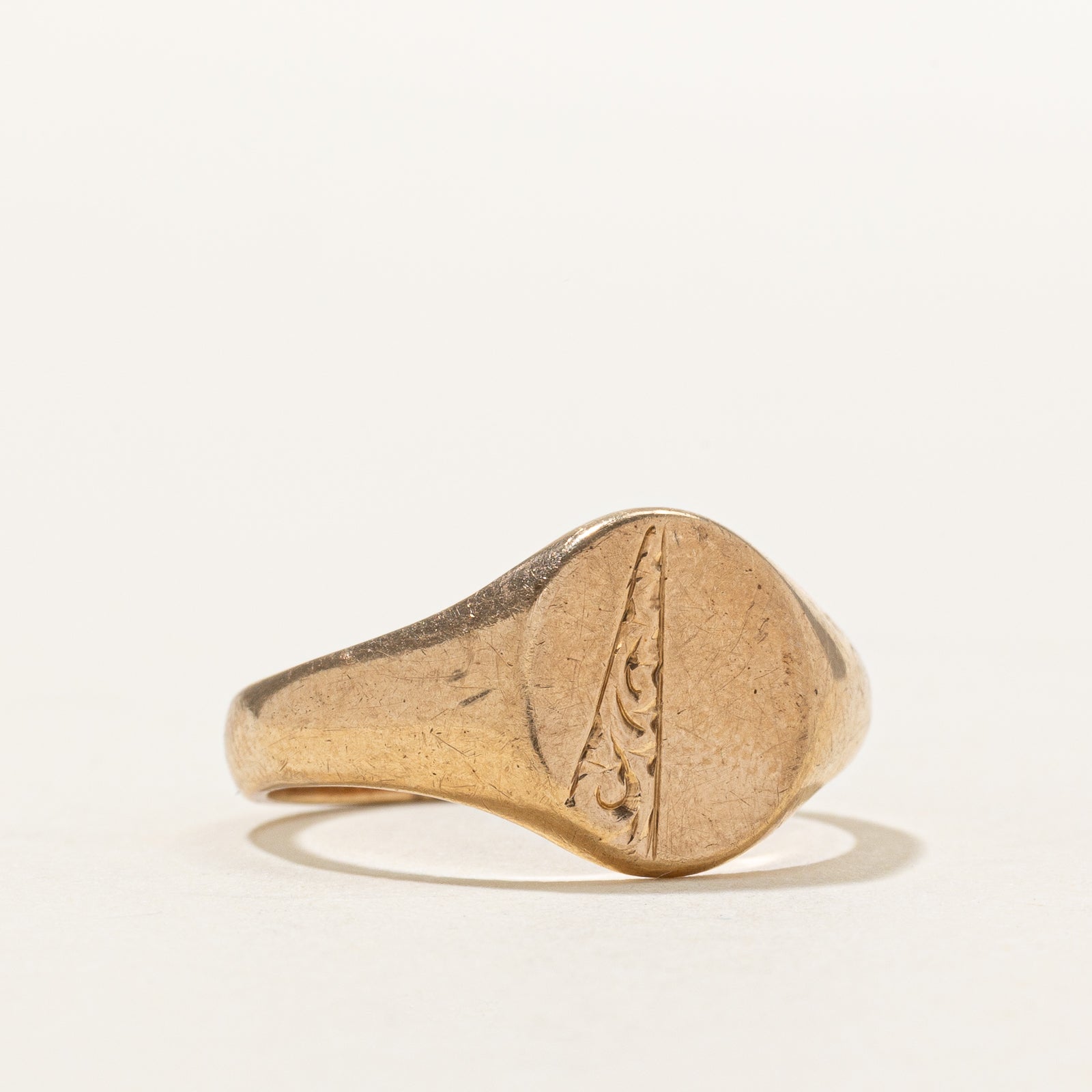 1977 London 9k Yellow Gold Engraved Signet Ring | SZ 8