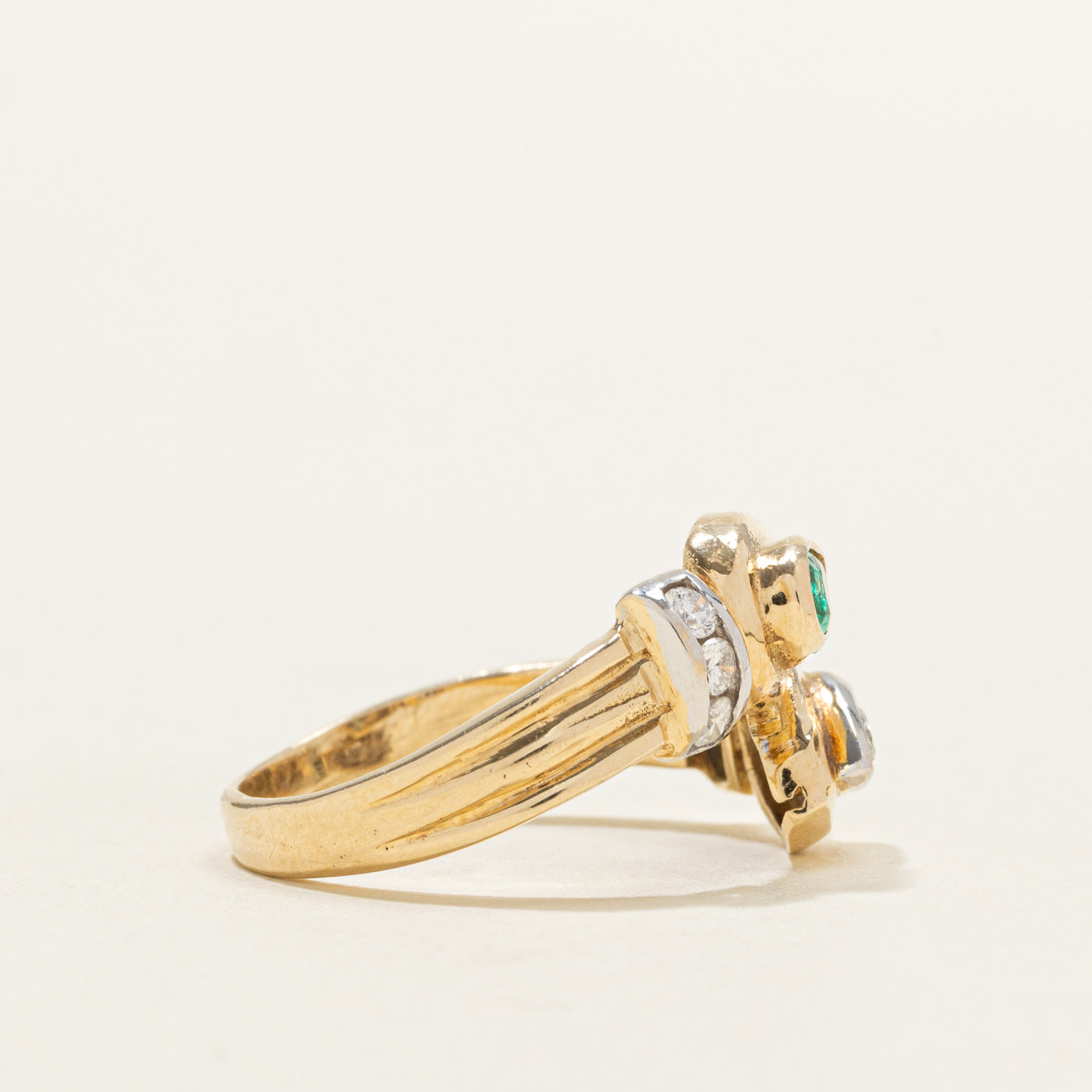 Bague sertie d'une émeraude taille poire et de diamants | 0,16 ct | Taille 7,5