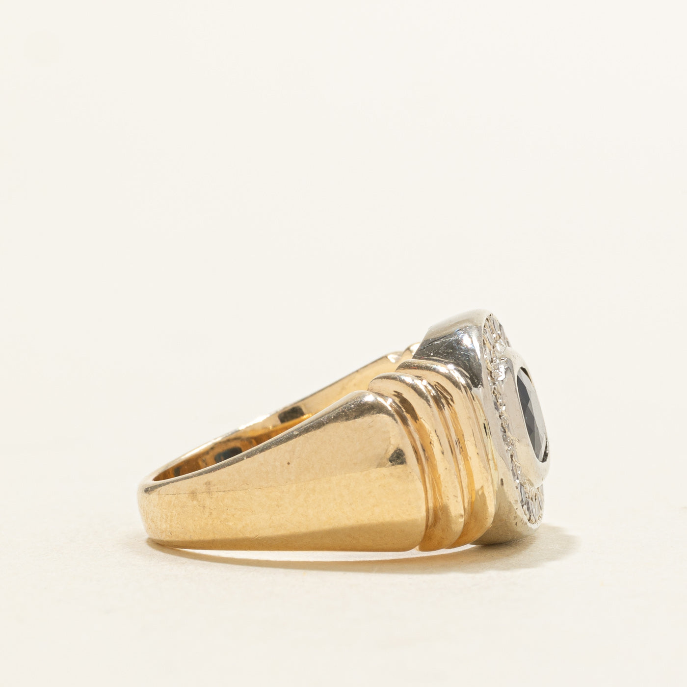 Bague massive rainurée sertie d'un halo de saphirs et de diamants | 0,80 ct, 0,10 ct au total | Taille 5,5