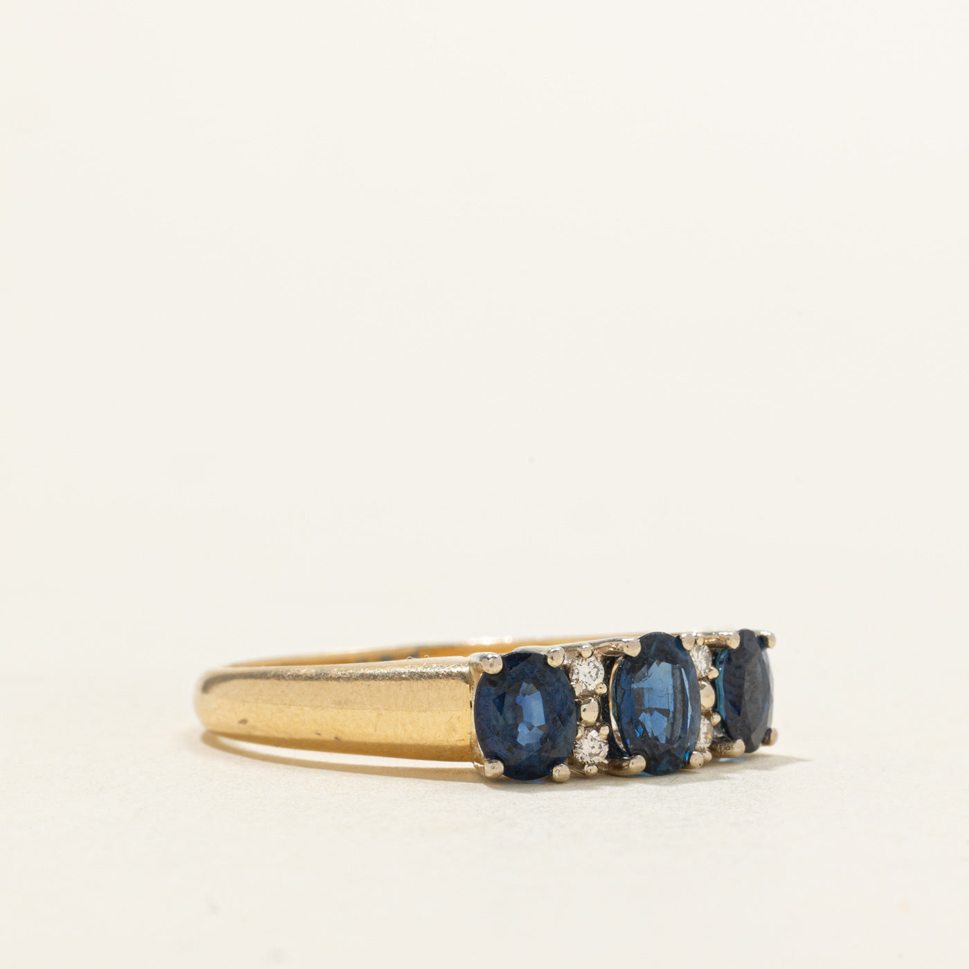 Bague « Birks » trois pierres saphir et diamants | 1,20 ct, 0,02 ct | Taille 8,75