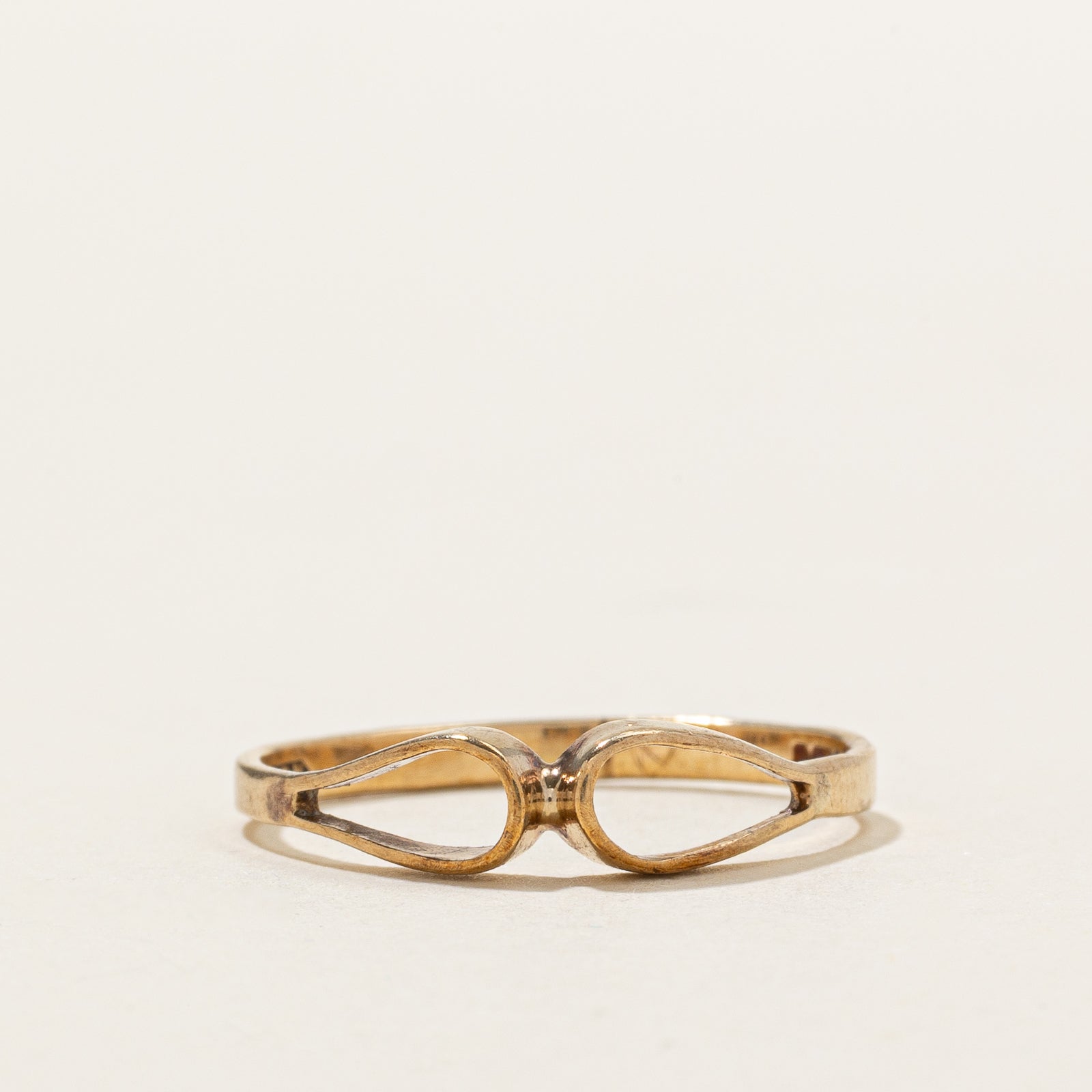 1980 London 9k Yellow Gold Loop Ring | SZ 6.75