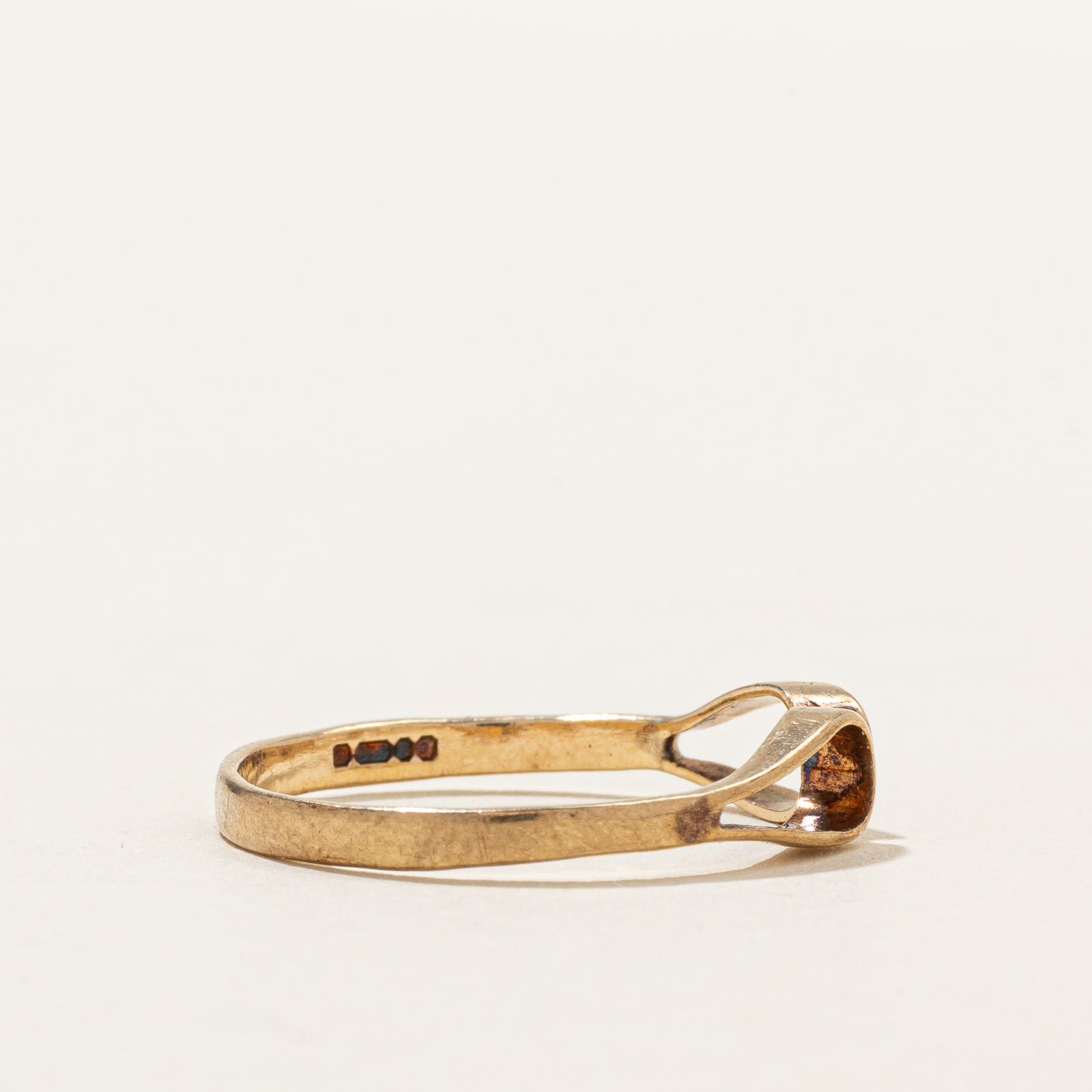 1980 London 9k Yellow Gold Loop Ring | SZ 6.75